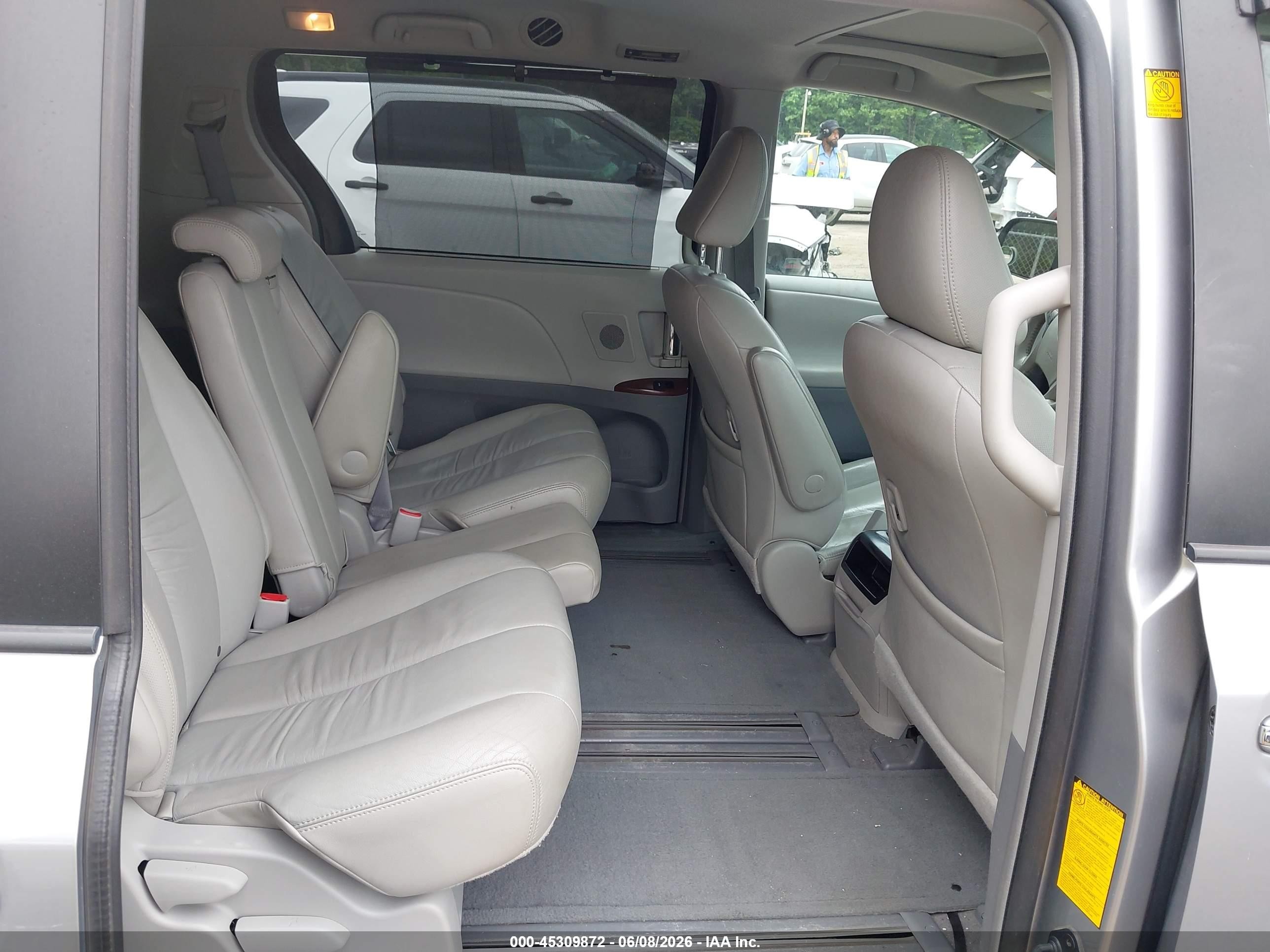 2011 Toyota Sienna Xle V6 Серебряный vin: 5TDYK3DC0BS021028