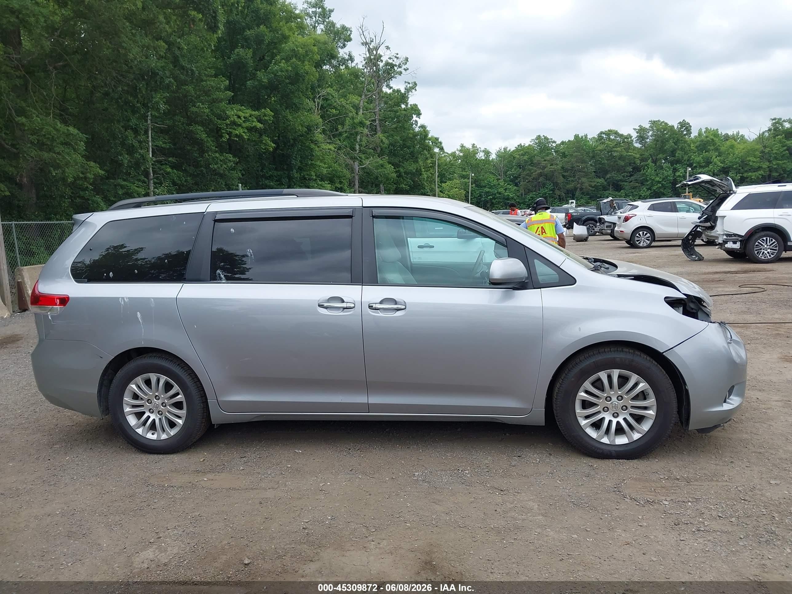 2011 Toyota Sienna Xle V6 Серебряный vin: 5TDYK3DC0BS021028