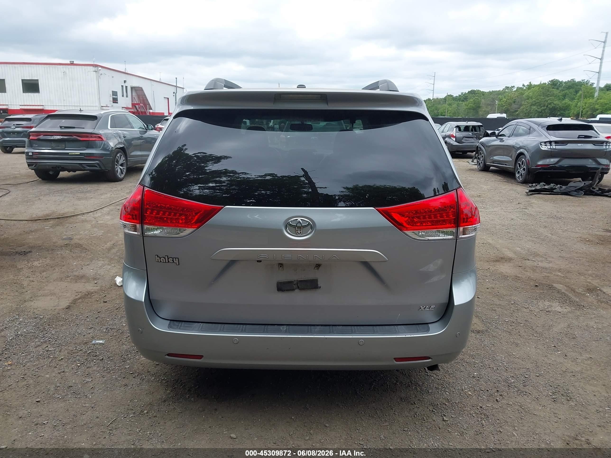 2011 Toyota Sienna Xle V6 Серебряный vin: 5TDYK3DC0BS021028