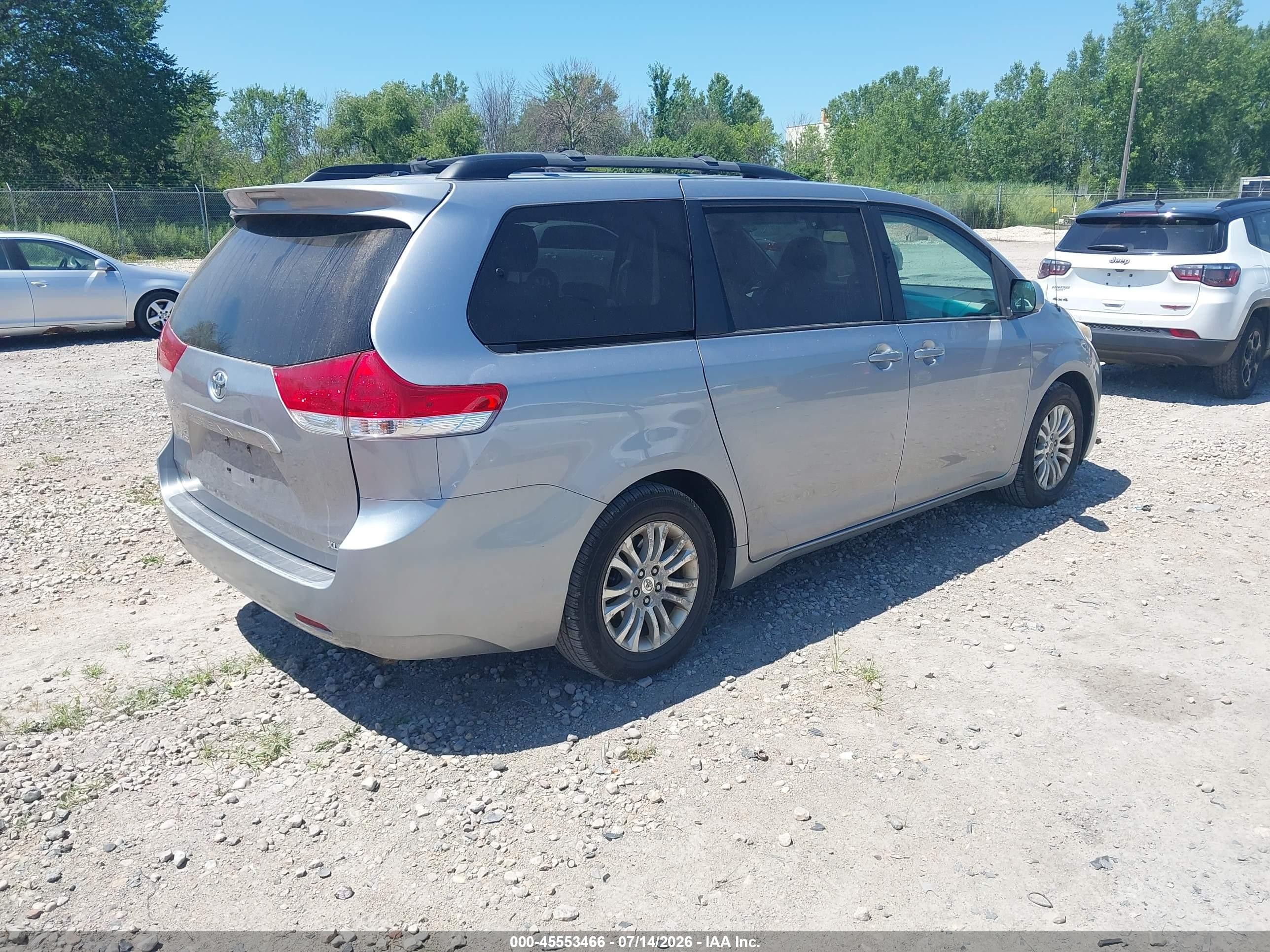 2011 Toyota Sienna Xle V6 Silver vin: 5TDYK3DC0BS026228