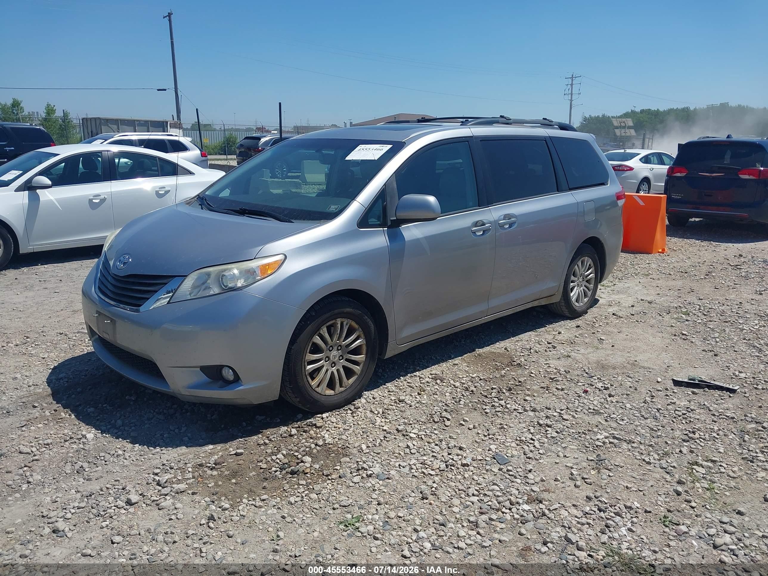 2011 Toyota Sienna Xle V6 Silver vin: 5TDYK3DC0BS026228