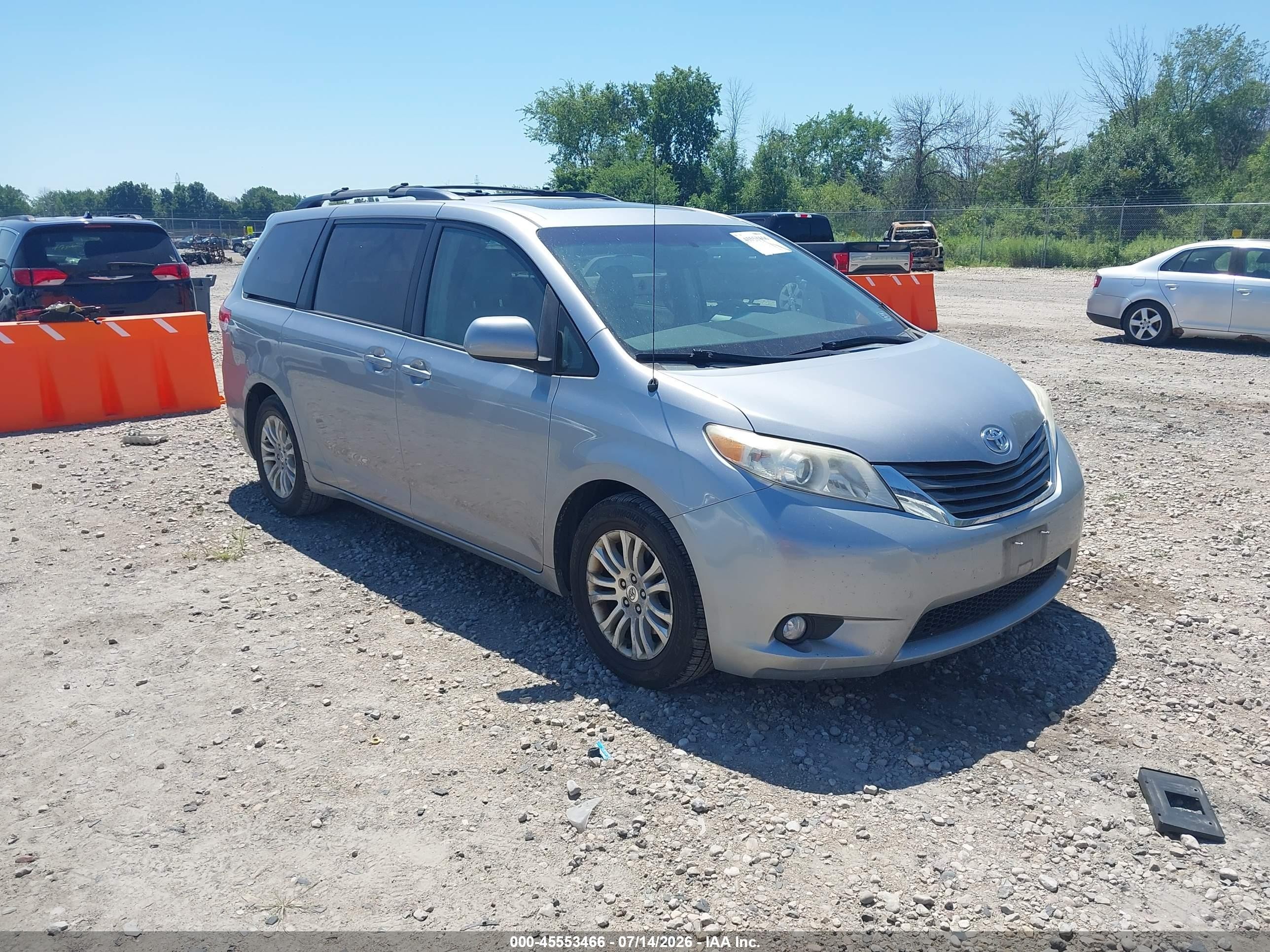2011 Toyota Sienna Xle V6 Silver vin: 5TDYK3DC0BS026228