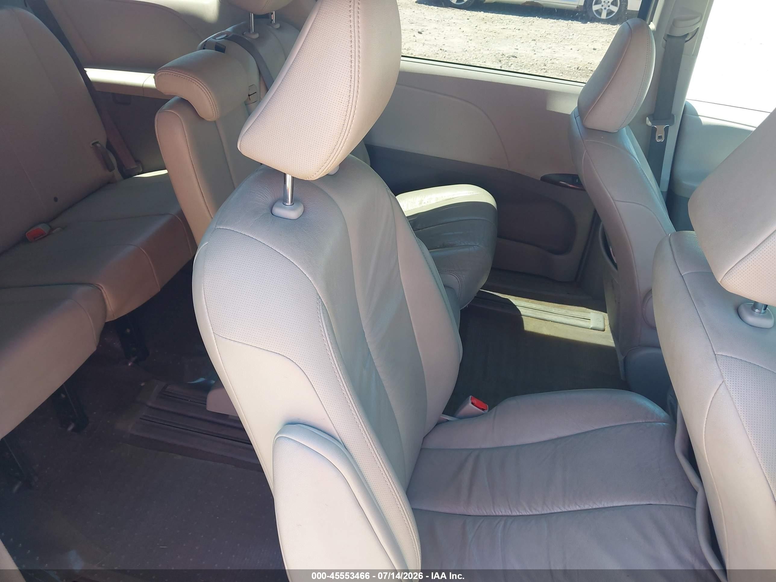 2011 Toyota Sienna Xle V6 Silver vin: 5TDYK3DC0BS026228