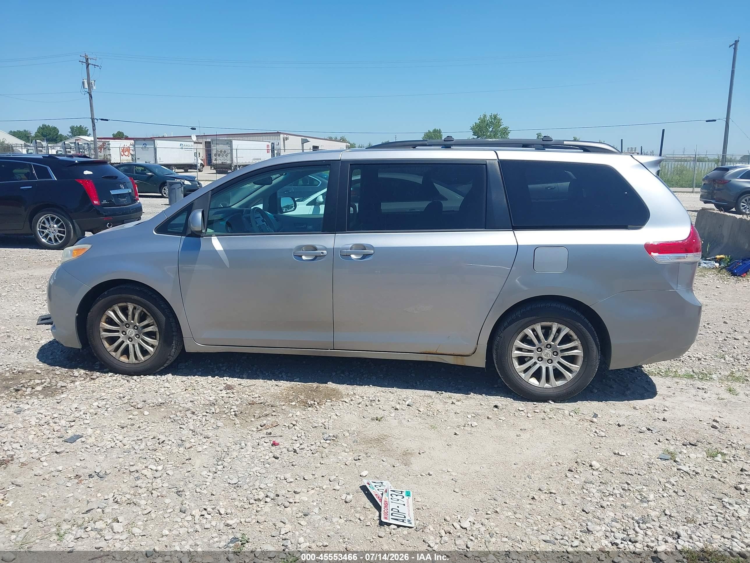 2011 Toyota Sienna Xle V6 Silver vin: 5TDYK3DC0BS026228