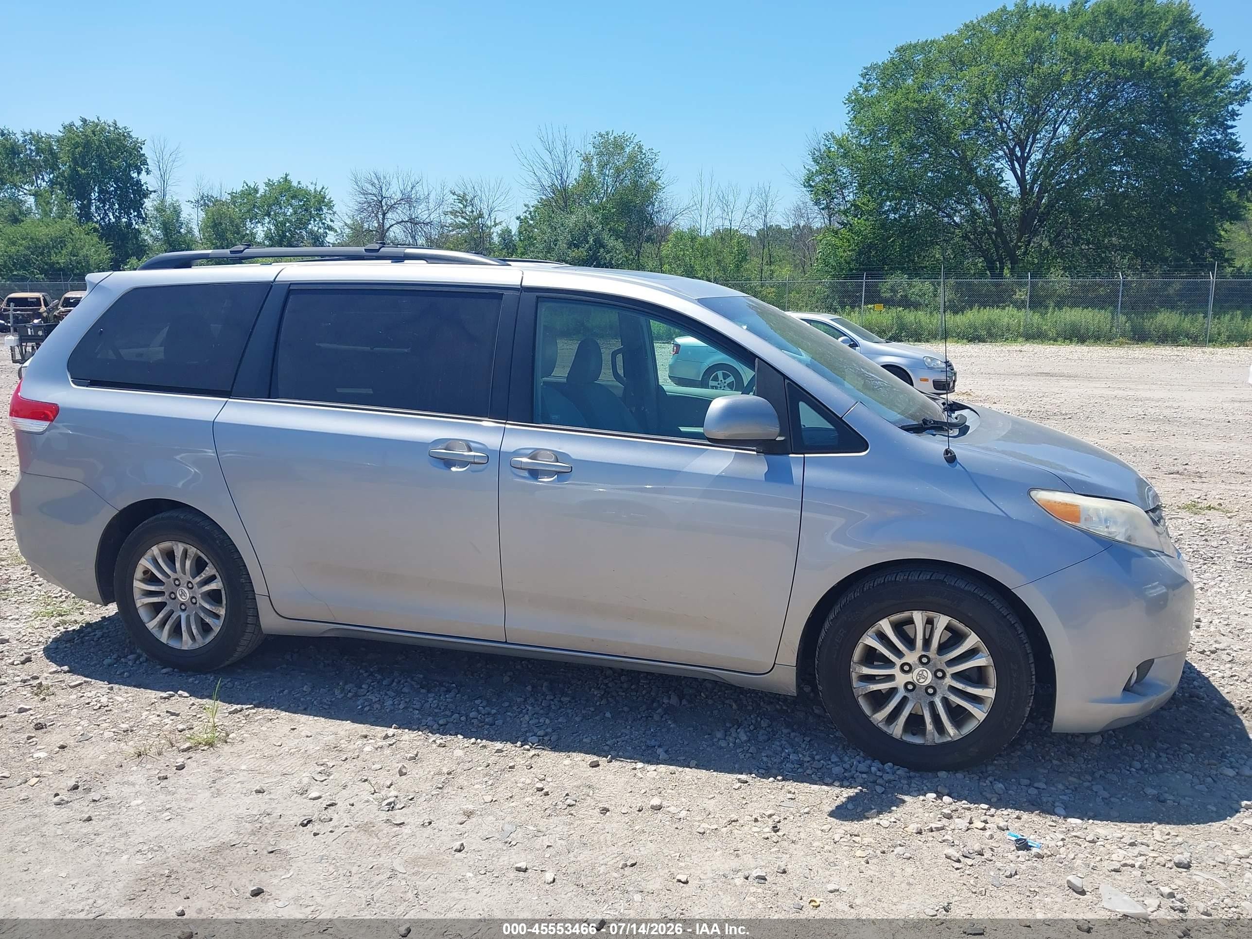 2011 Toyota Sienna Xle V6 Silver vin: 5TDYK3DC0BS026228