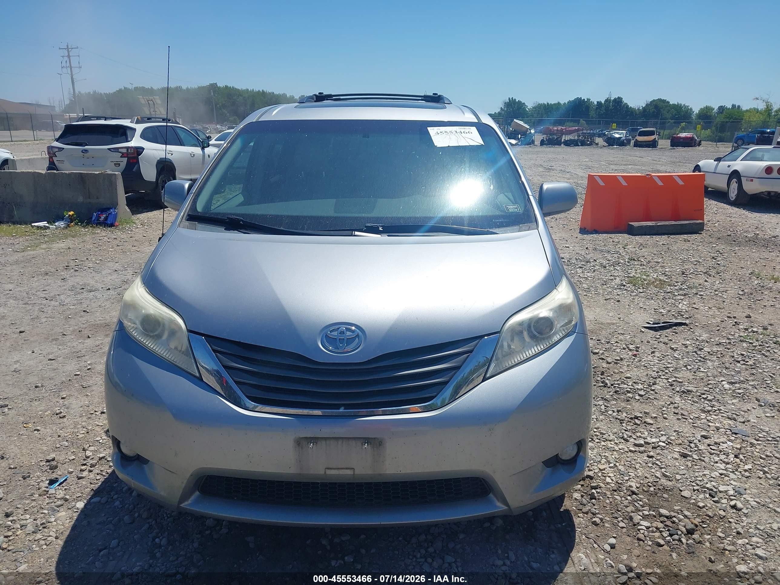 2011 Toyota Sienna Xle V6 Silver vin: 5TDYK3DC0BS026228