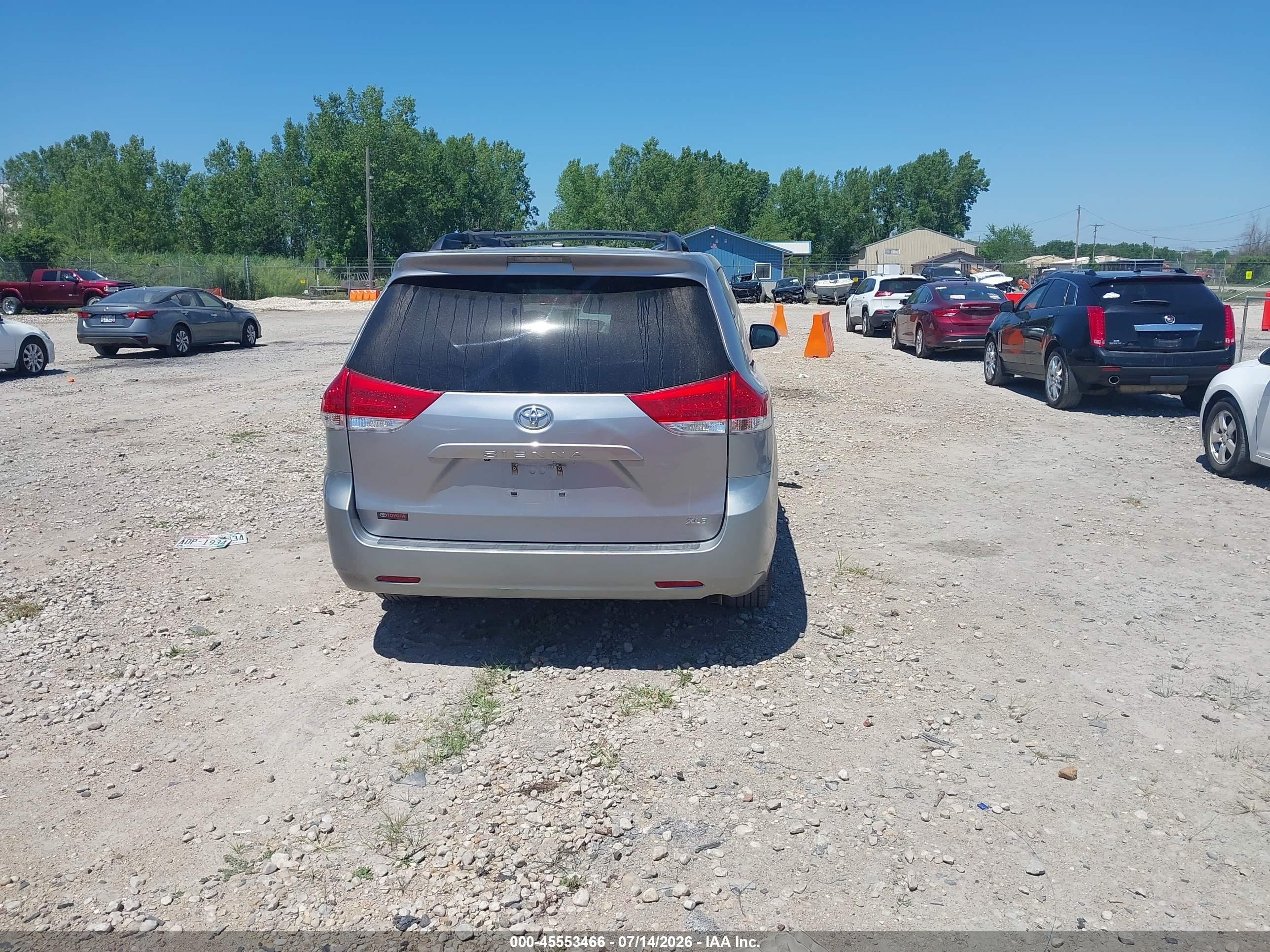 2011 Toyota Sienna Xle V6 Silver vin: 5TDYK3DC0BS026228