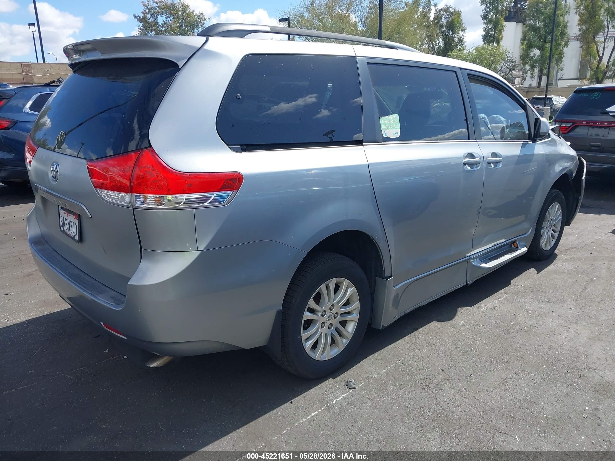 2011 Toyota Sienna Xle V6 Silver vin: 5TDYK3DC0BS039366