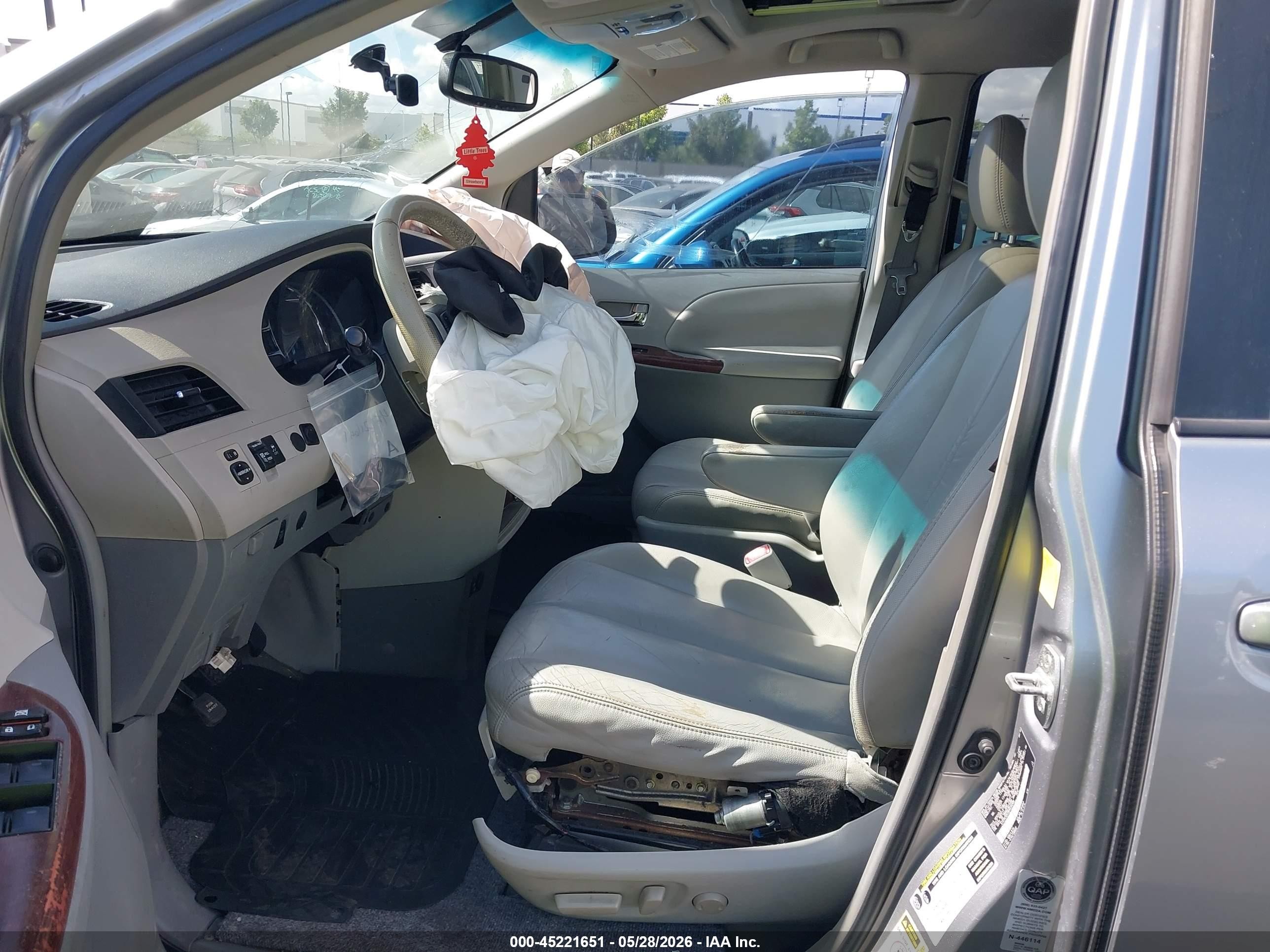 2011 Toyota Sienna Xle V6 Silver vin: 5TDYK3DC0BS039366