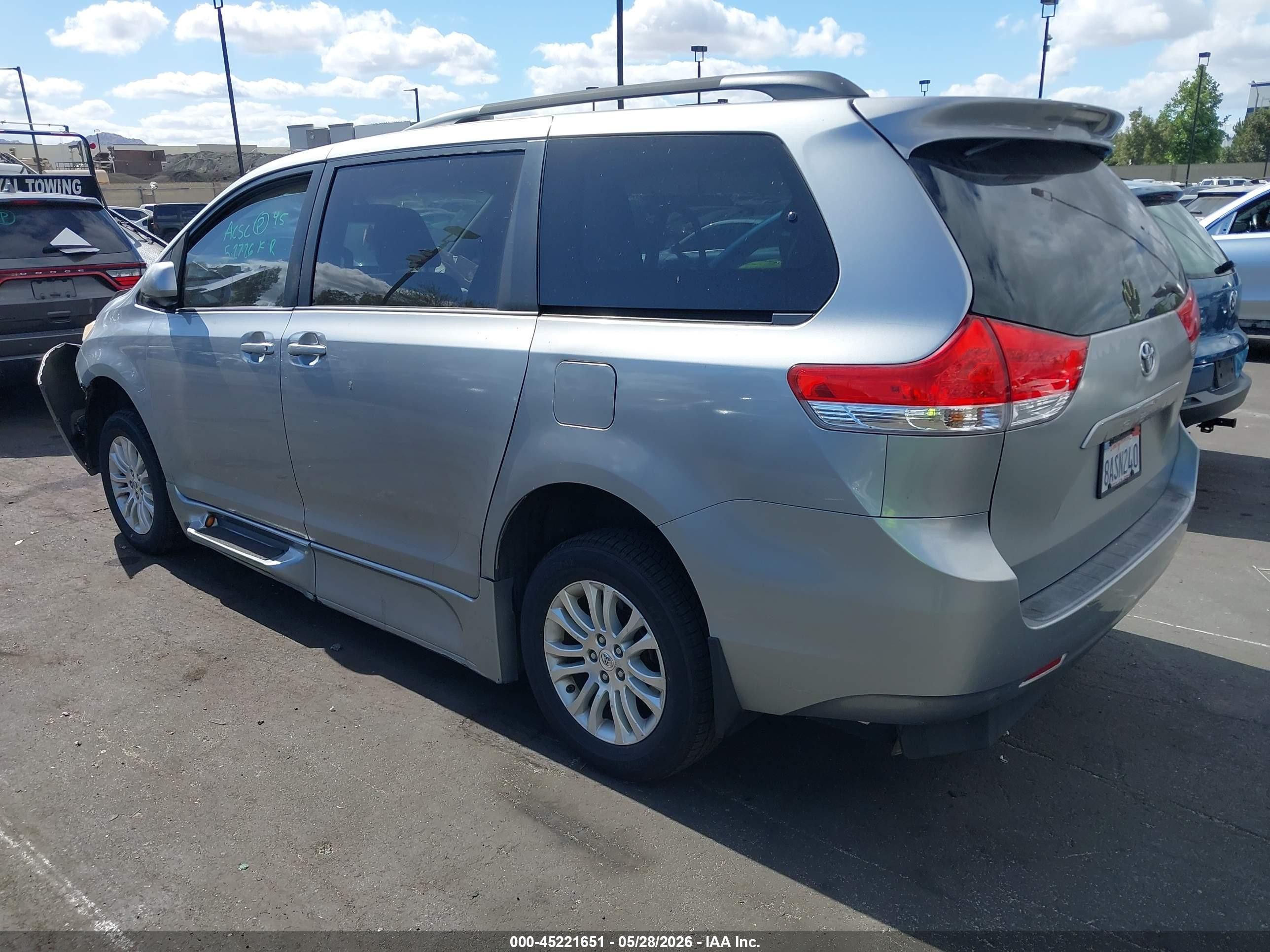 2011 Toyota Sienna Xle V6 Silver vin: 5TDYK3DC0BS039366