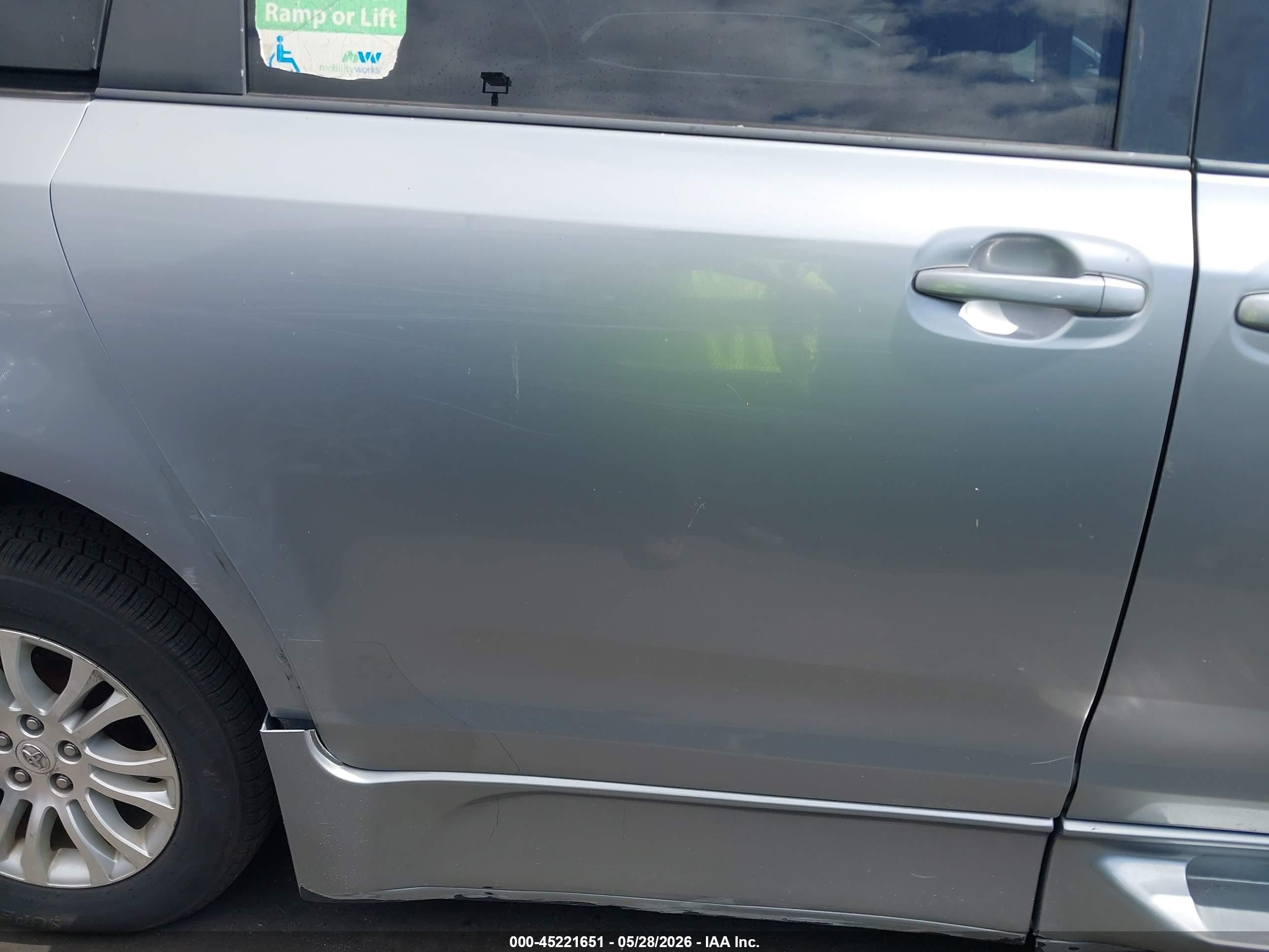 2011 Toyota Sienna Xle V6 Silver vin: 5TDYK3DC0BS039366