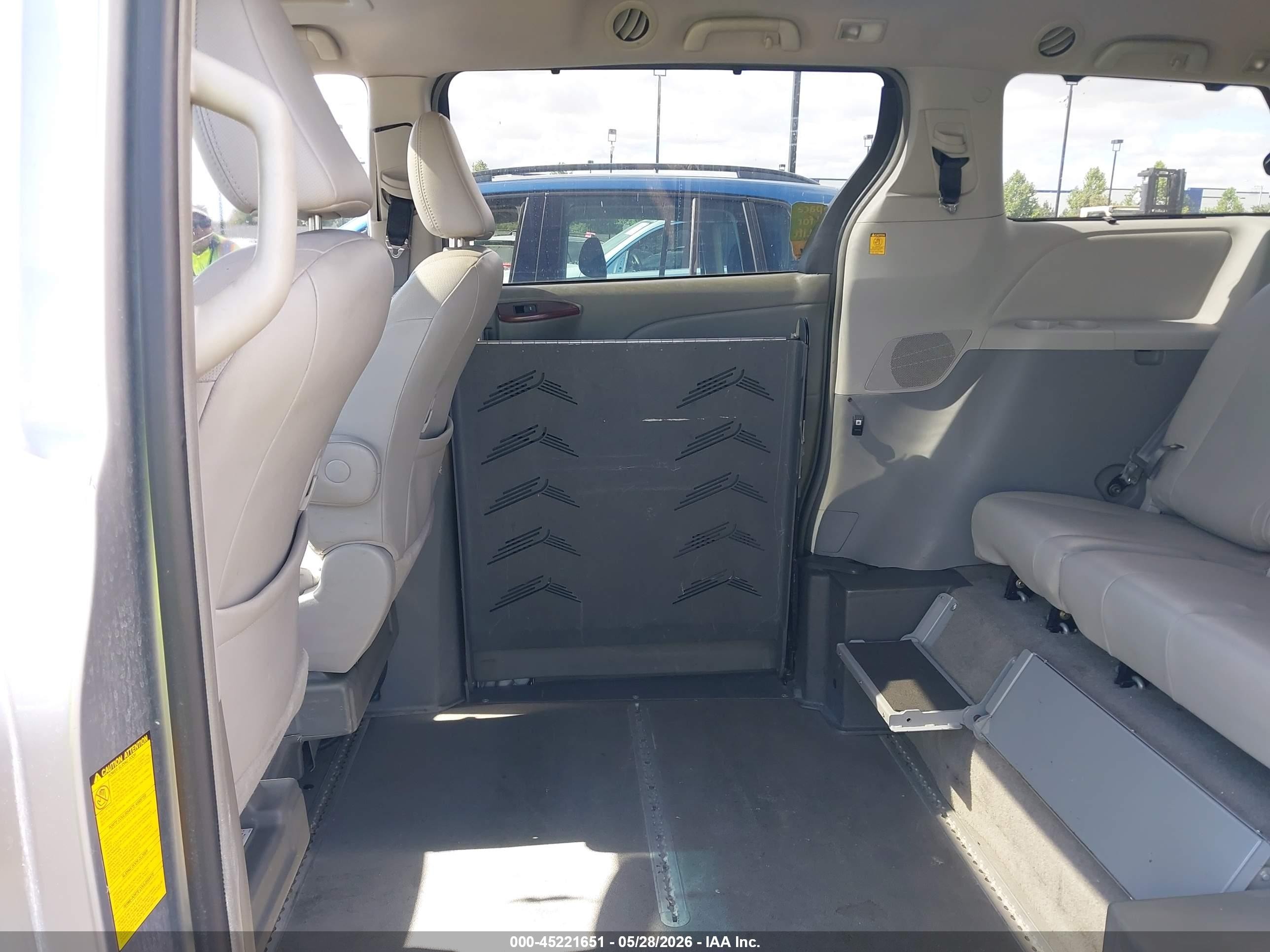 2011 Toyota Sienna Xle V6 Silver vin: 5TDYK3DC0BS039366