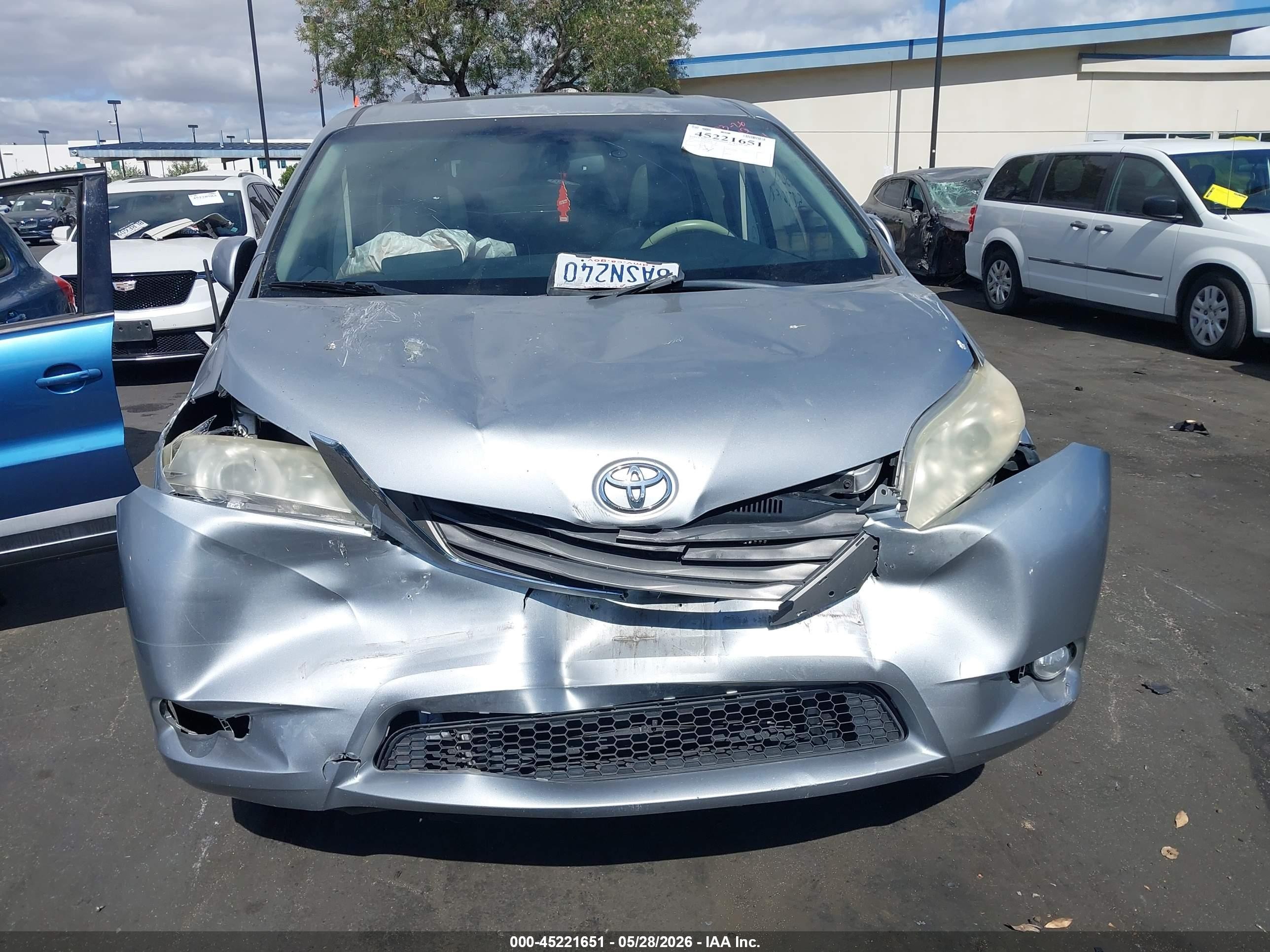 2011 Toyota Sienna Xle V6 Silver vin: 5TDYK3DC0BS039366