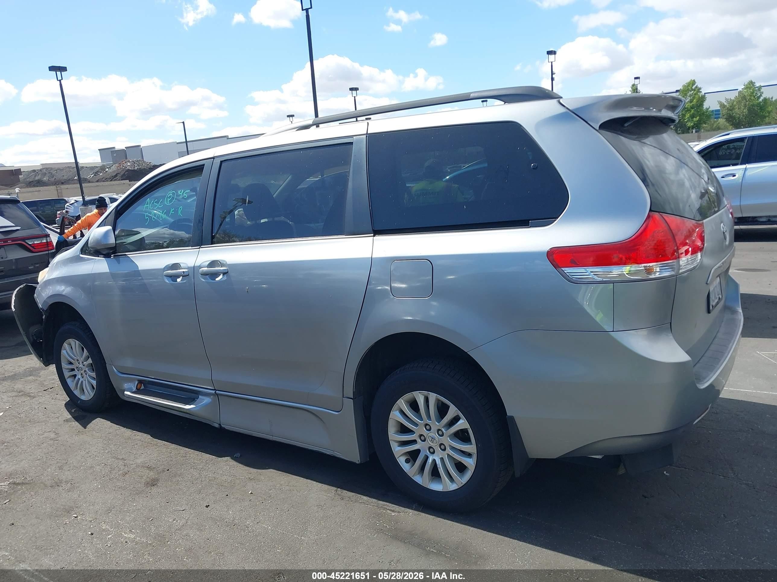 2011 Toyota Sienna Xle V6 Silver vin: 5TDYK3DC0BS039366