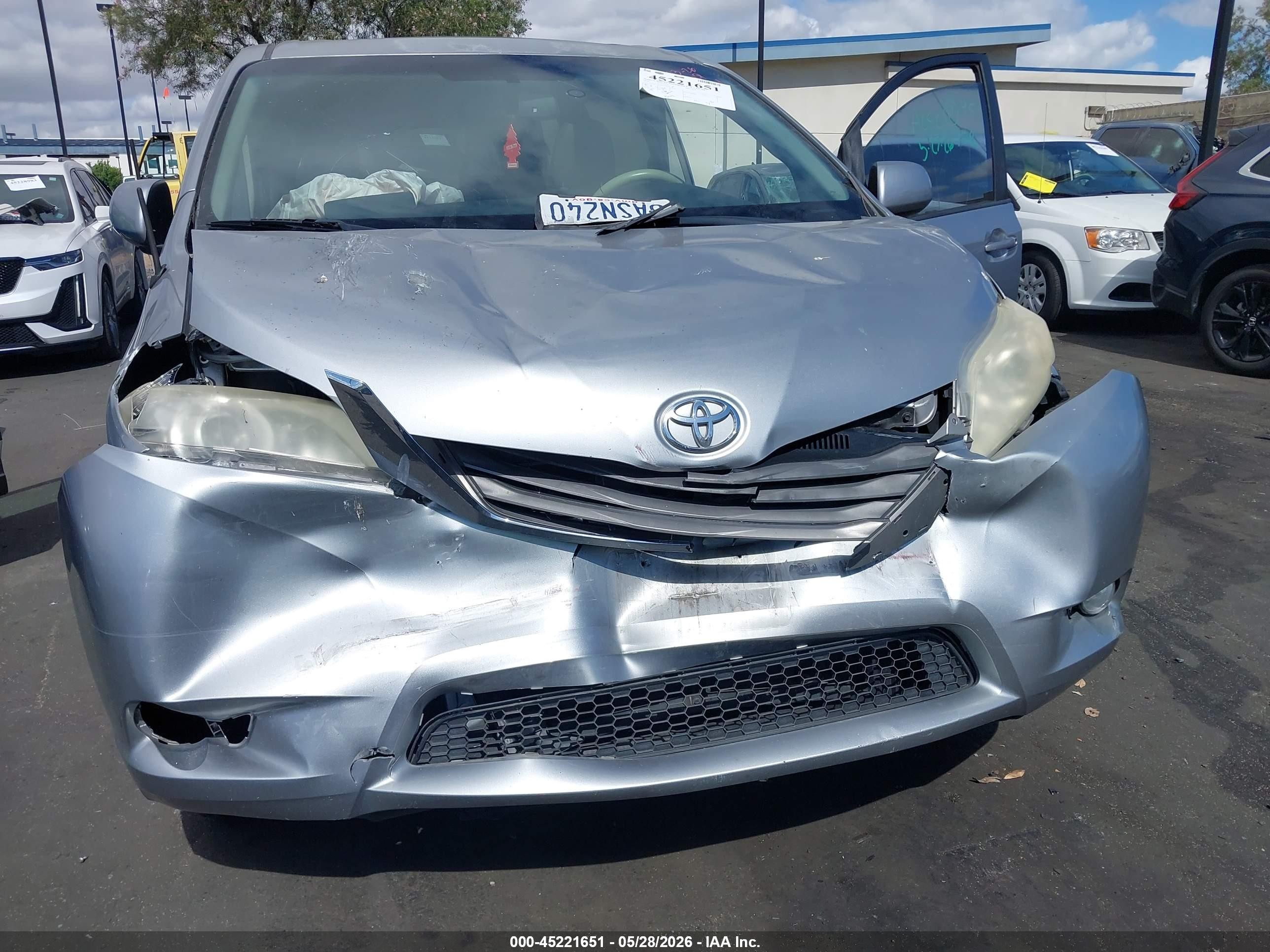 2011 Toyota Sienna Xle V6 Silver vin: 5TDYK3DC0BS039366