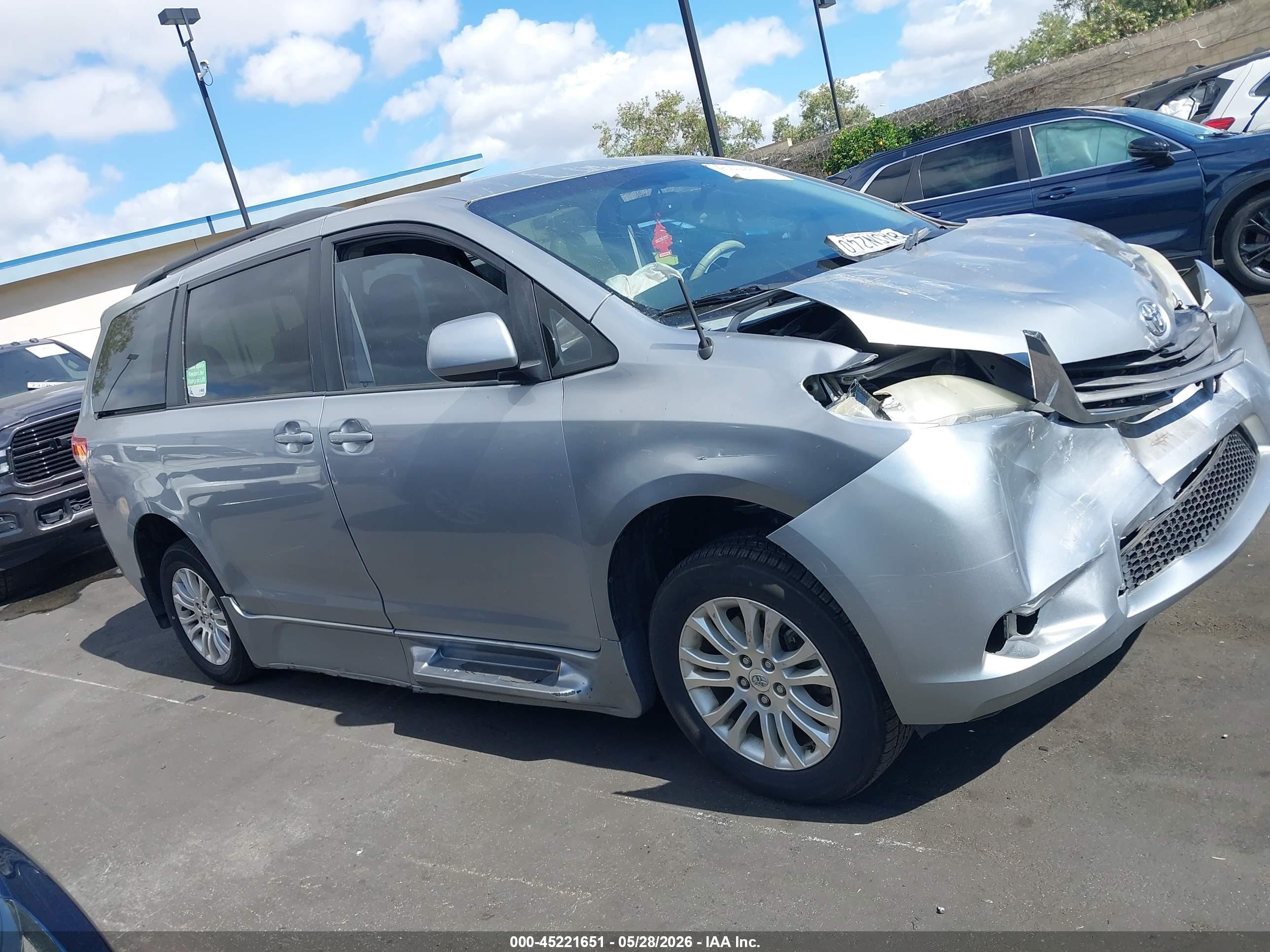 2011 Toyota Sienna Xle V6 Silver vin: 5TDYK3DC0BS039366