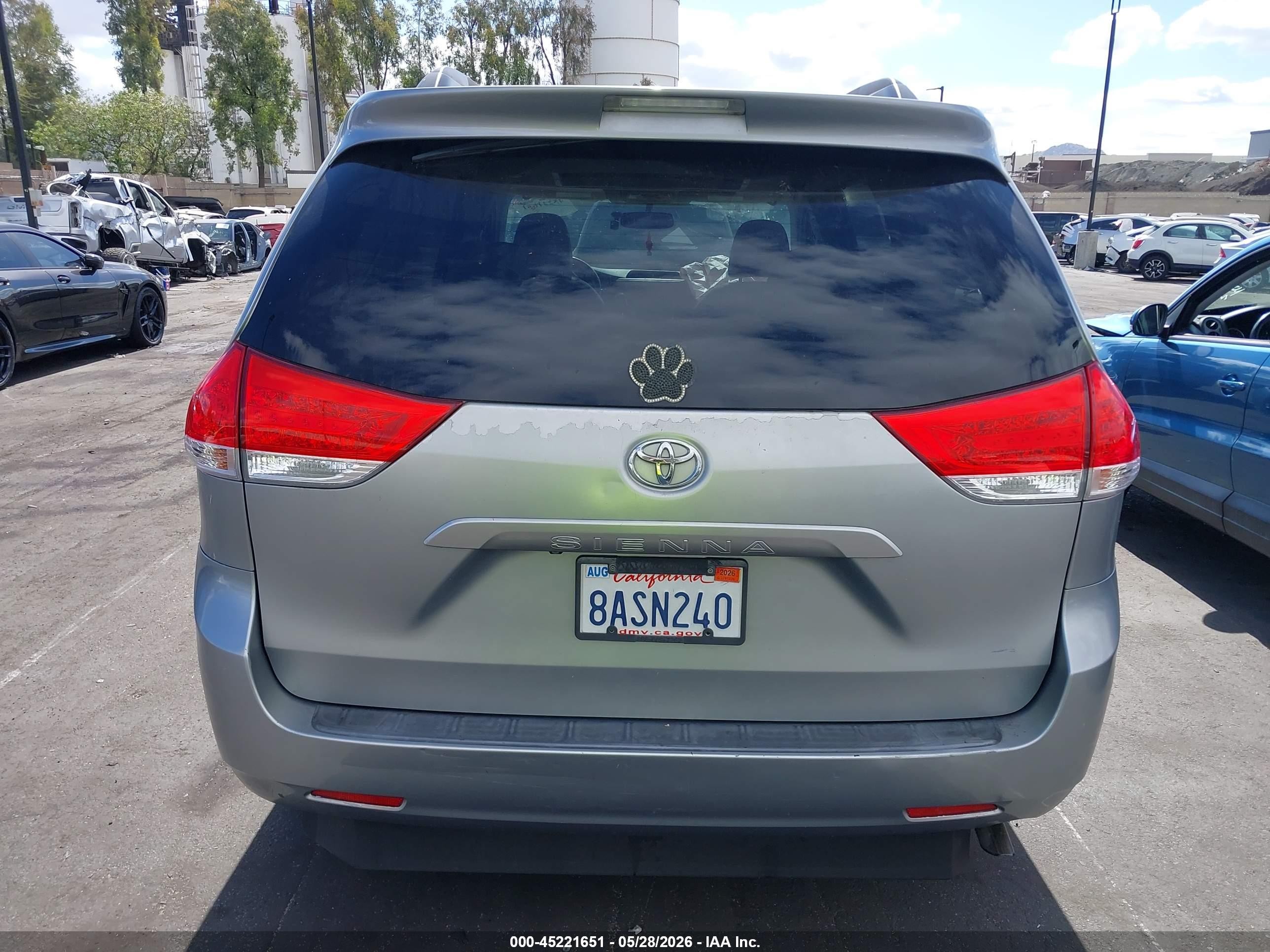 2011 Toyota Sienna Xle V6 Silver vin: 5TDYK3DC0BS039366