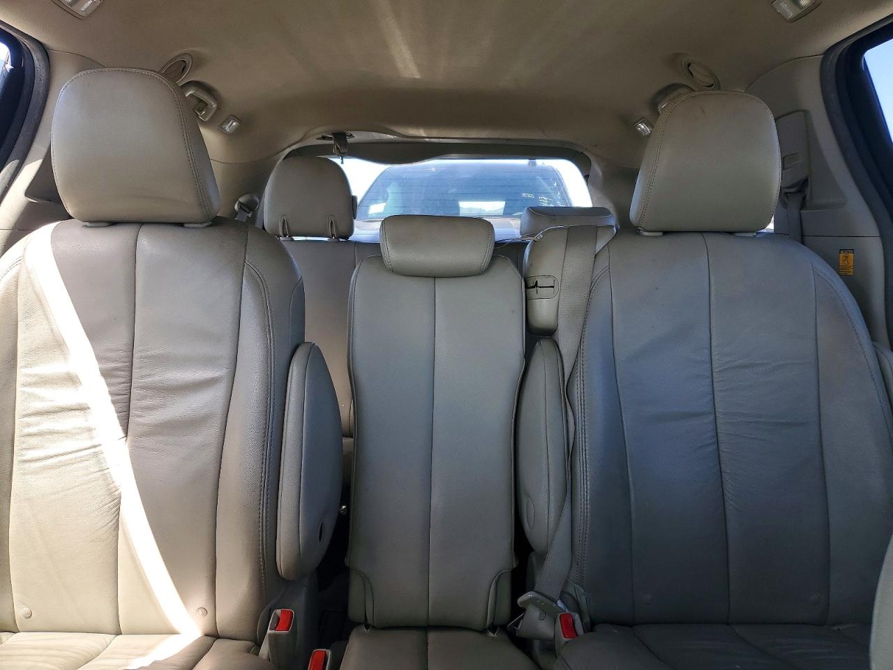 2011 Toyota Sienna Xle 8-passenger Burgundy vin: 5TDYK3DC0BS080631