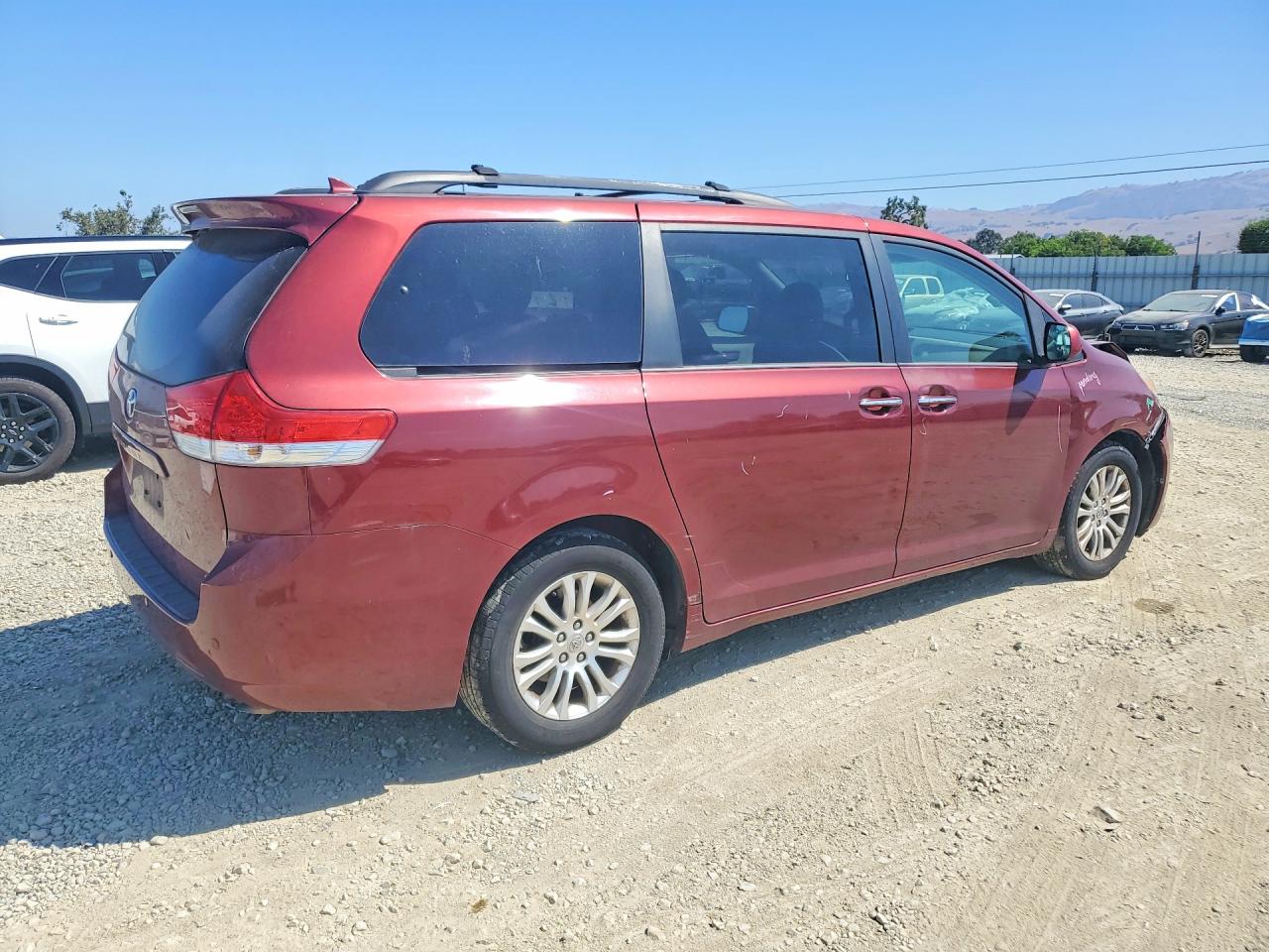 2011 Toyota Sienna Xle 8-passenger Burgundy vin: 5TDYK3DC0BS080631
