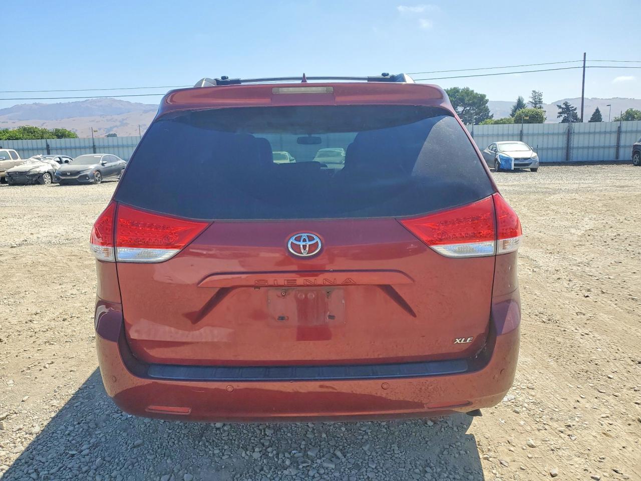2011 Toyota Sienna Xle 8-passenger Burgundy vin: 5TDYK3DC0BS080631