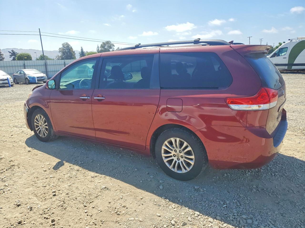 2011 Toyota Sienna Xle 8-passenger Burgundy vin: 5TDYK3DC0BS080631