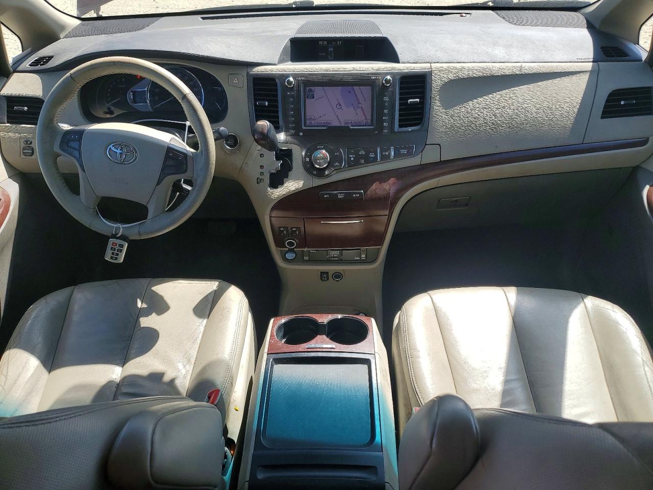 2011 Toyota Sienna Xle 8-passenger Burgundy vin: 5TDYK3DC0BS080631