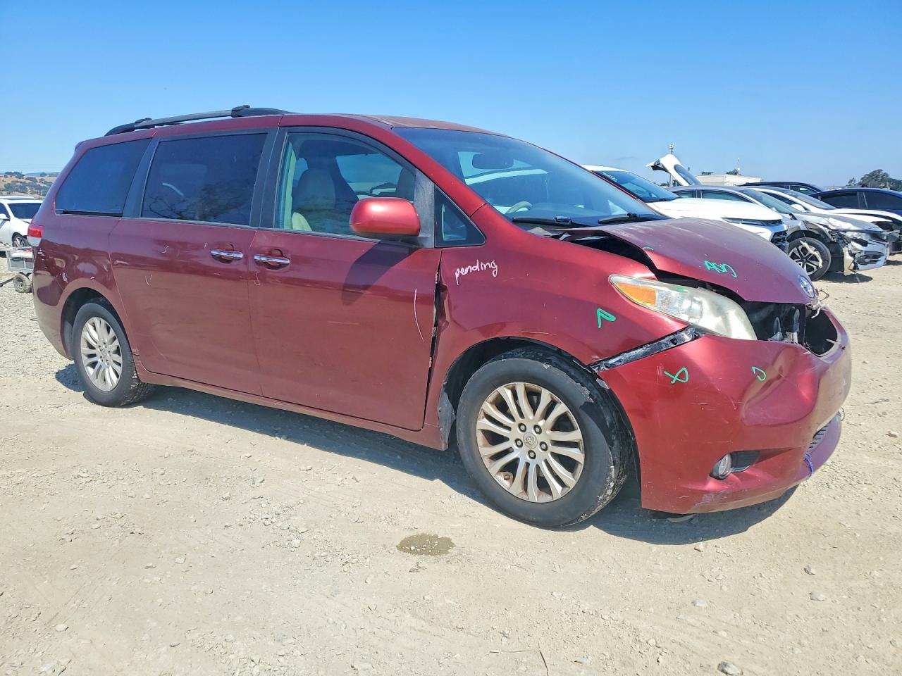 2011 Toyota Sienna Xle 8-passenger Burgundy vin: 5TDYK3DC0BS080631
