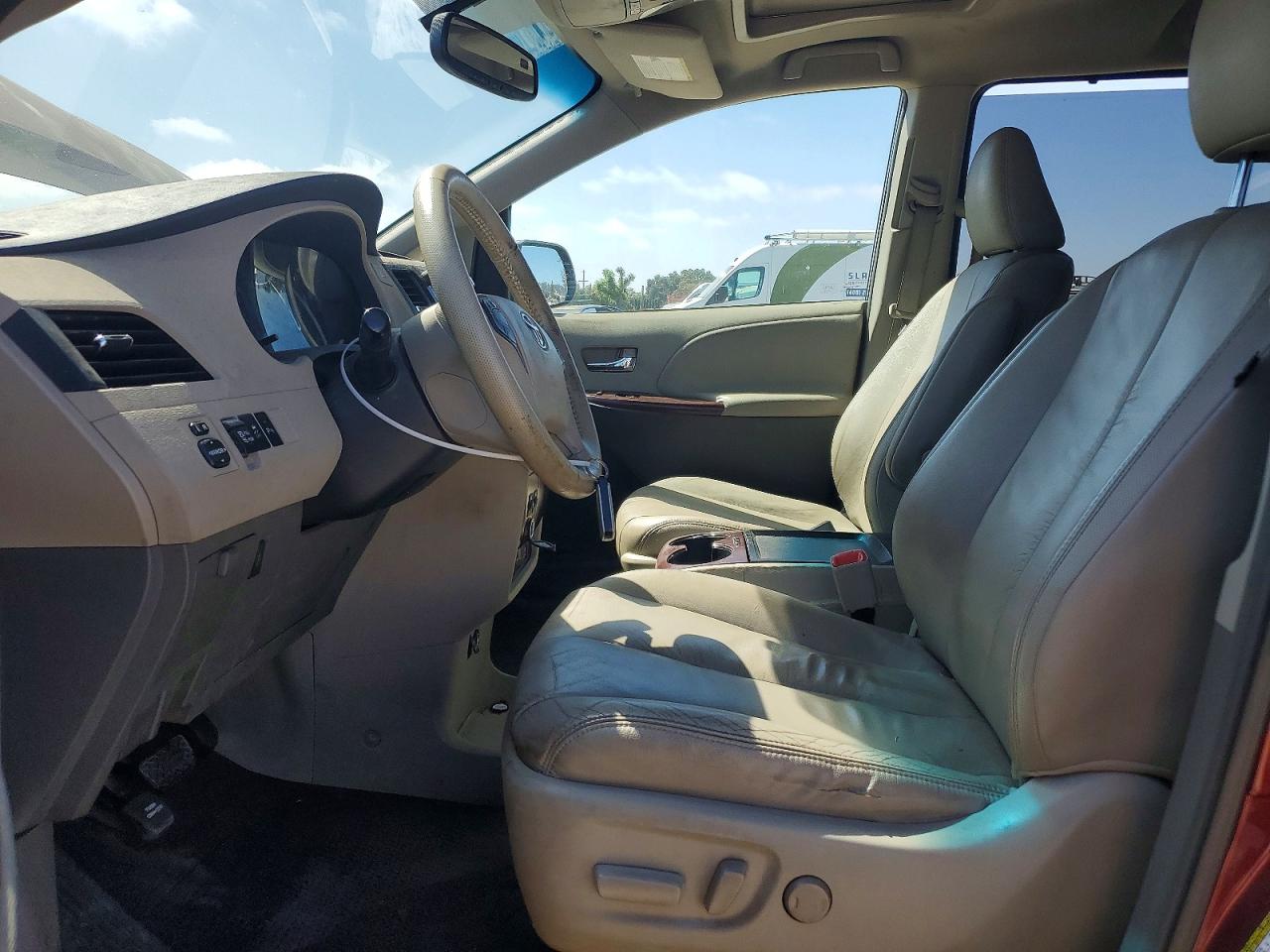 2011 Toyota Sienna Xle 8-passenger Burgundy vin: 5TDYK3DC0BS080631