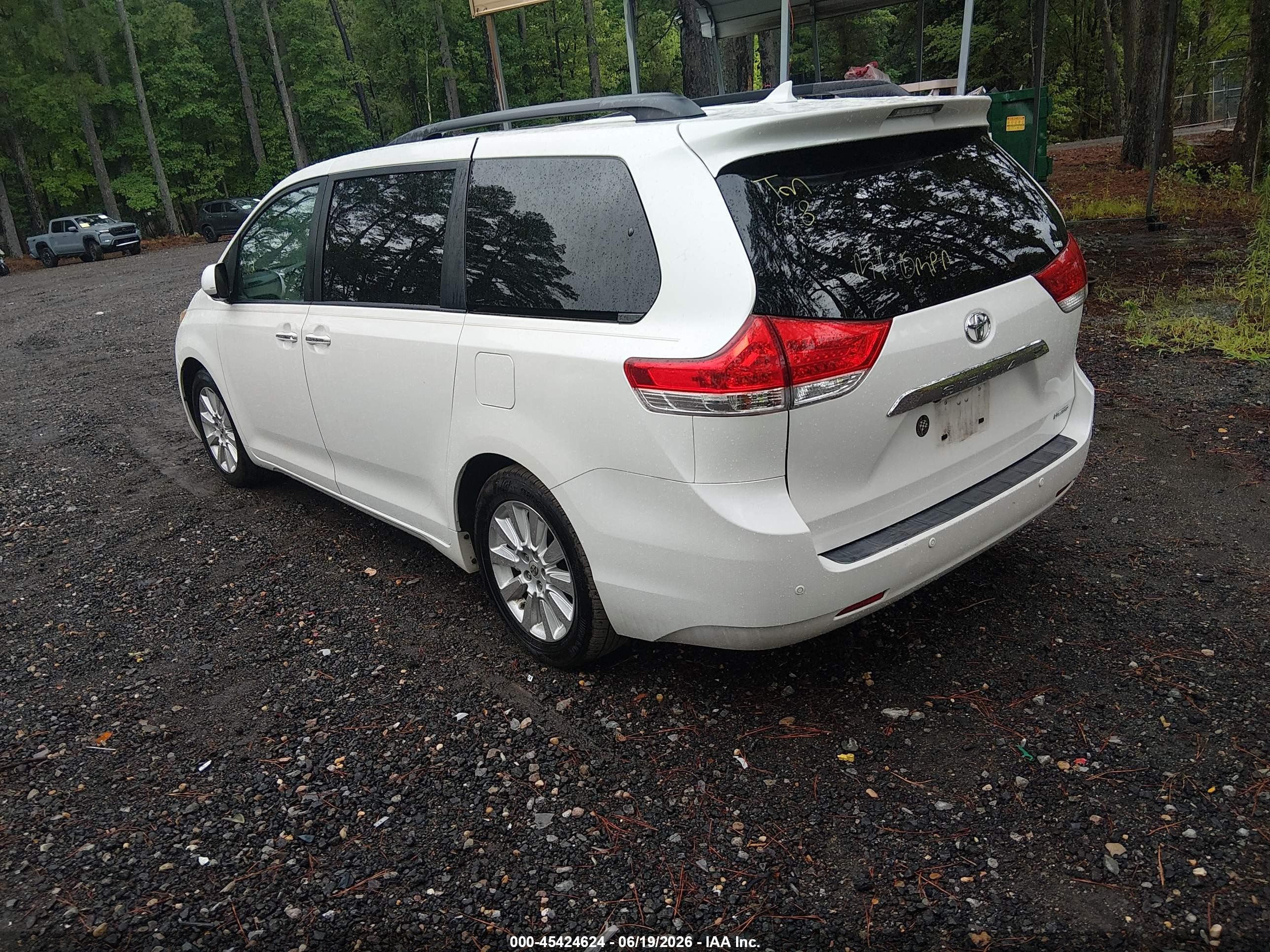 2011 Toyota Sienna Limited V6 White vin: 5TDYK3DC0BS086249