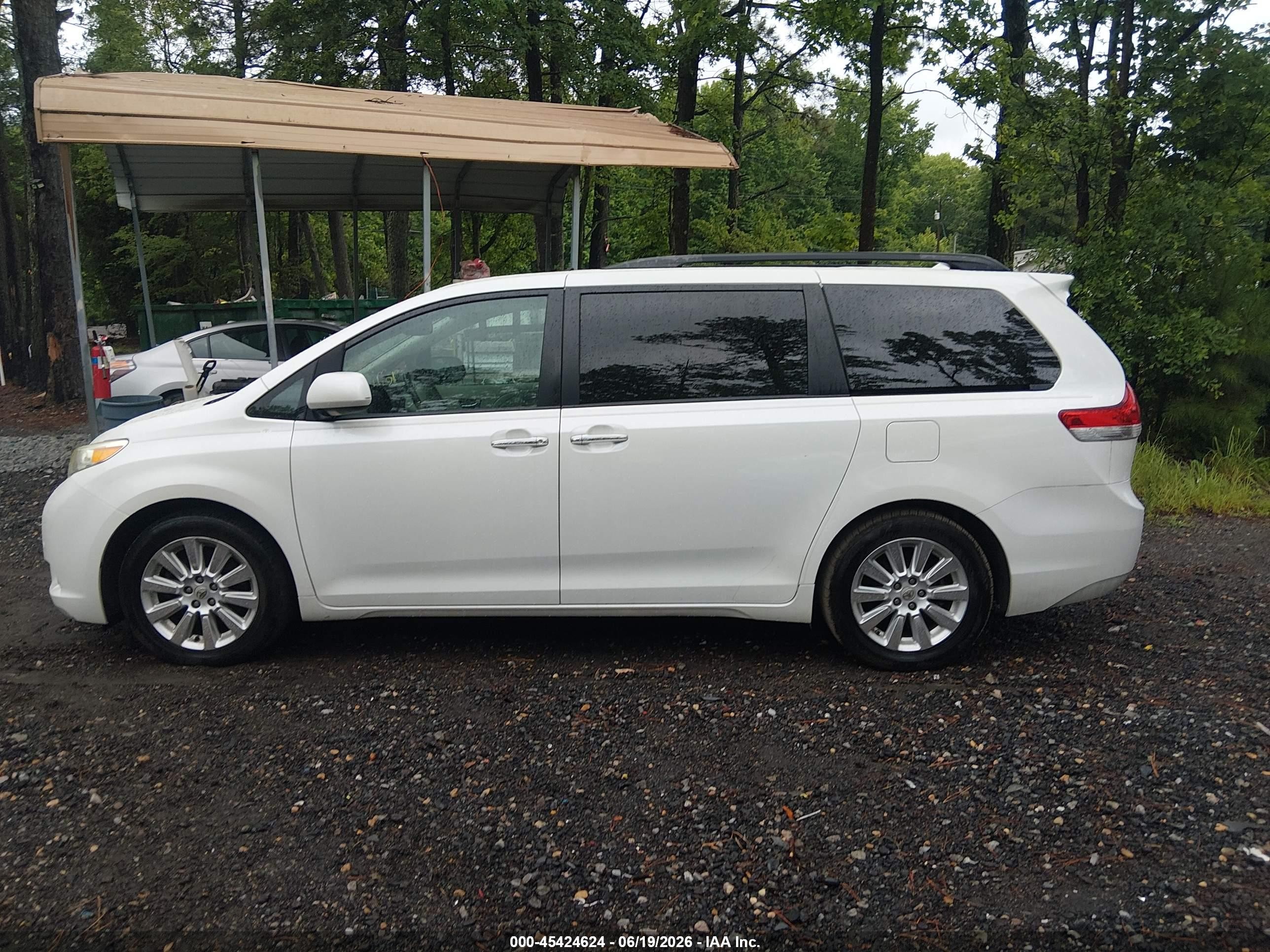 2011 Toyota Sienna Limited V6 White vin: 5TDYK3DC0BS086249
