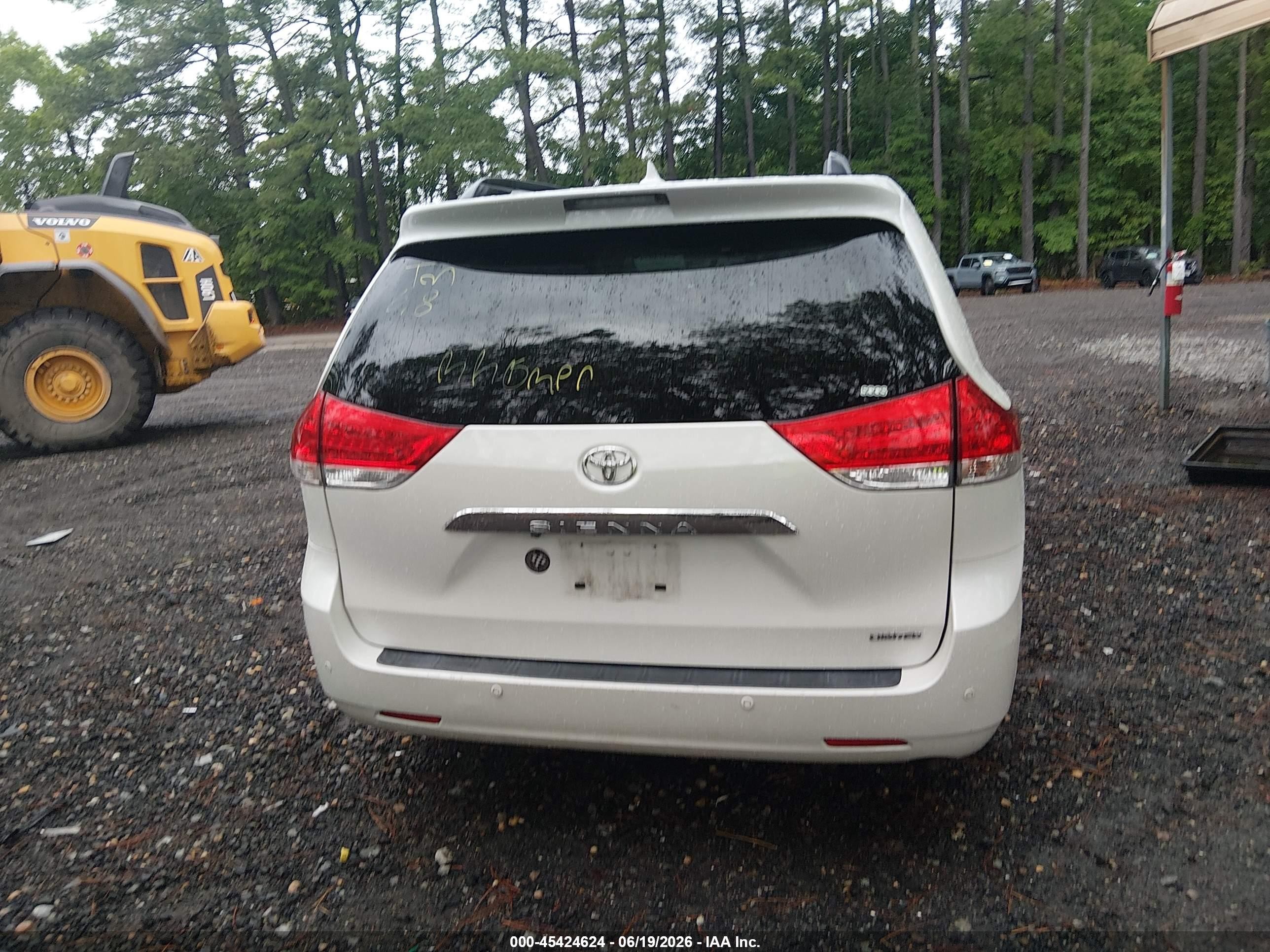2011 Toyota Sienna Limited V6 White vin: 5TDYK3DC0BS086249
