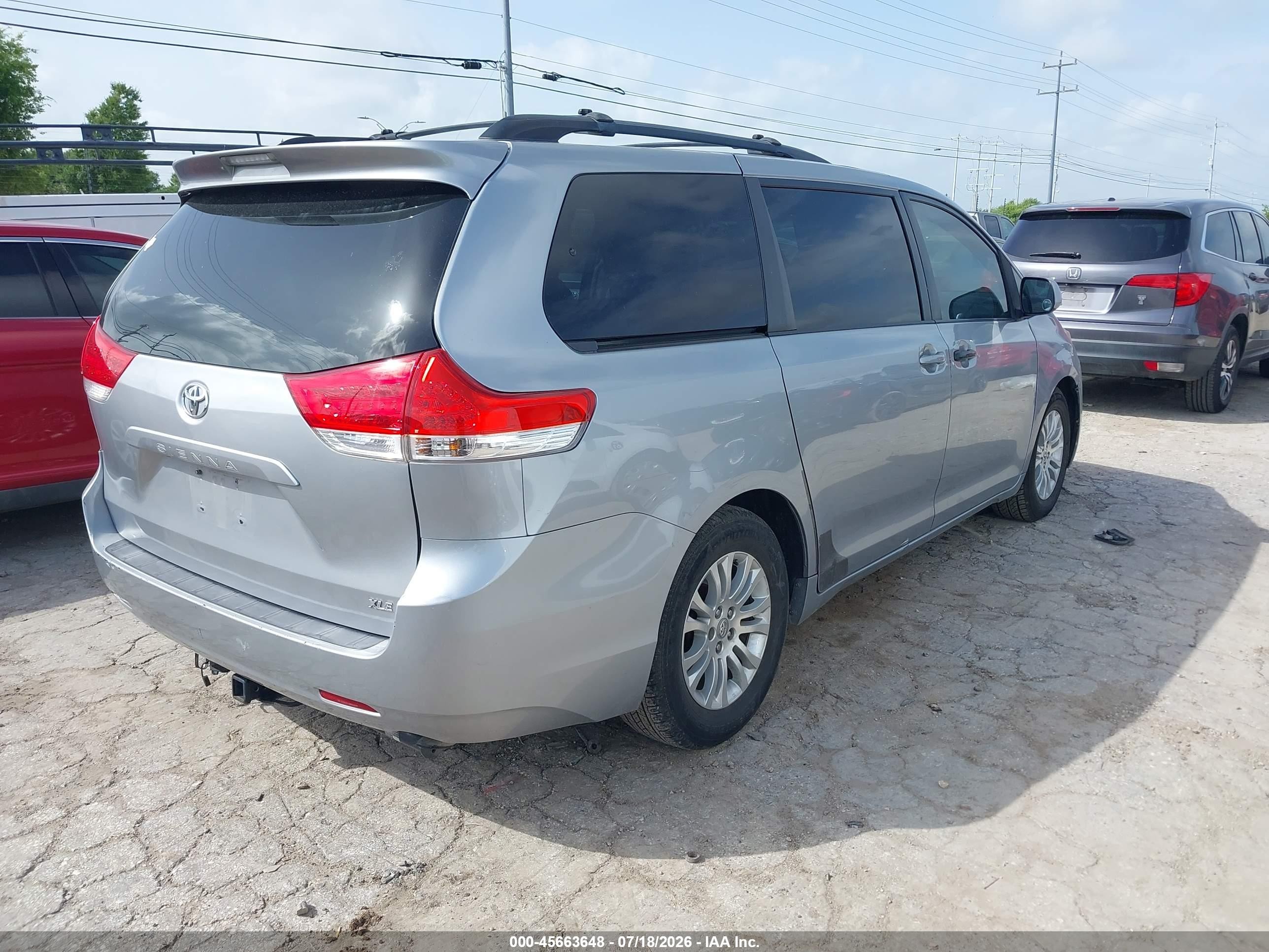 2011 Toyota Sienna Xle V6 Silver vin: 5TDYK3DC0BS102112