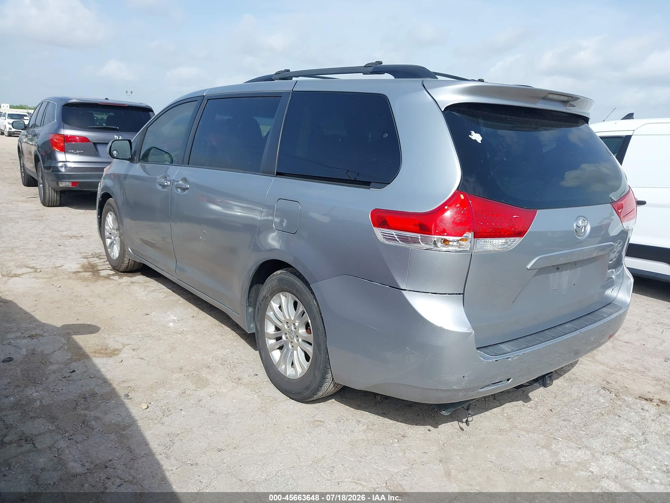 2011 Toyota Sienna Xle V6 Silver vin: 5TDYK3DC0BS102112