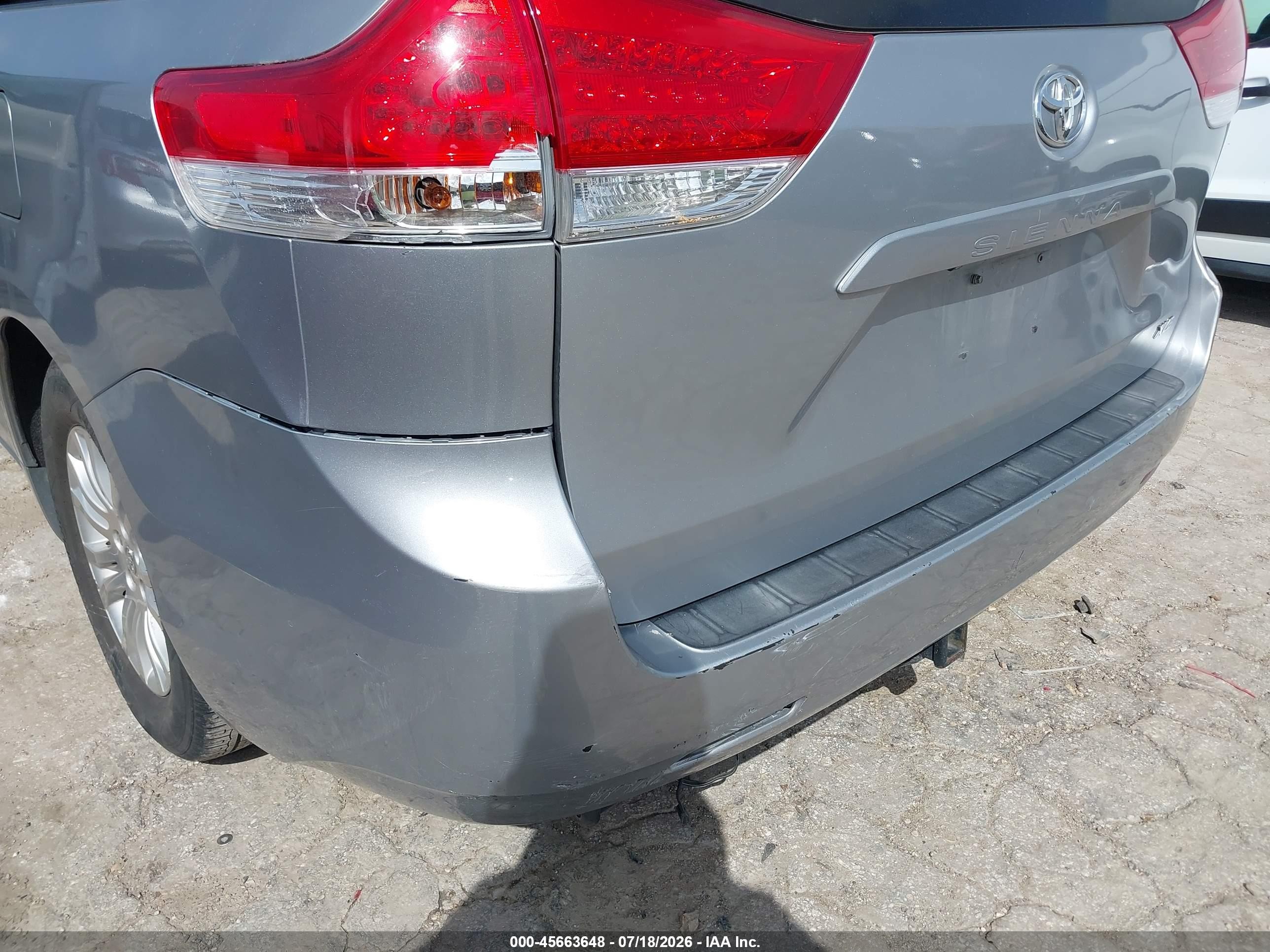 2011 Toyota Sienna Xle V6 Silver vin: 5TDYK3DC0BS102112