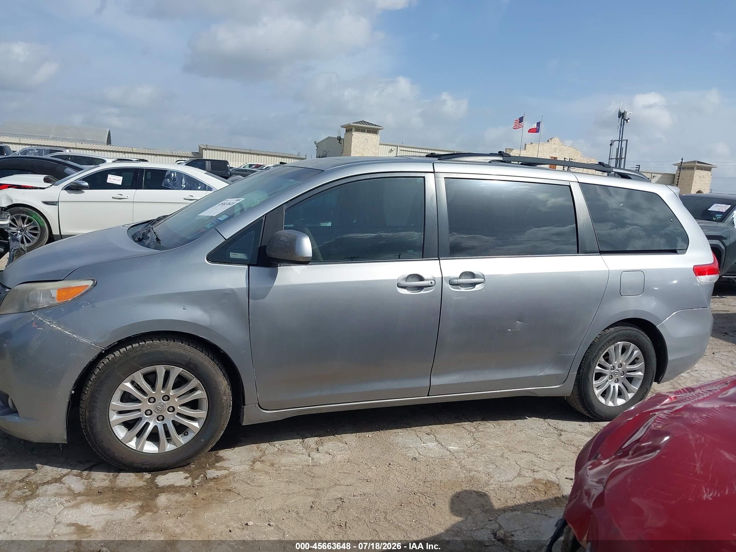 2011 Toyota Sienna Xle V6 Silver vin: 5TDYK3DC0BS102112
