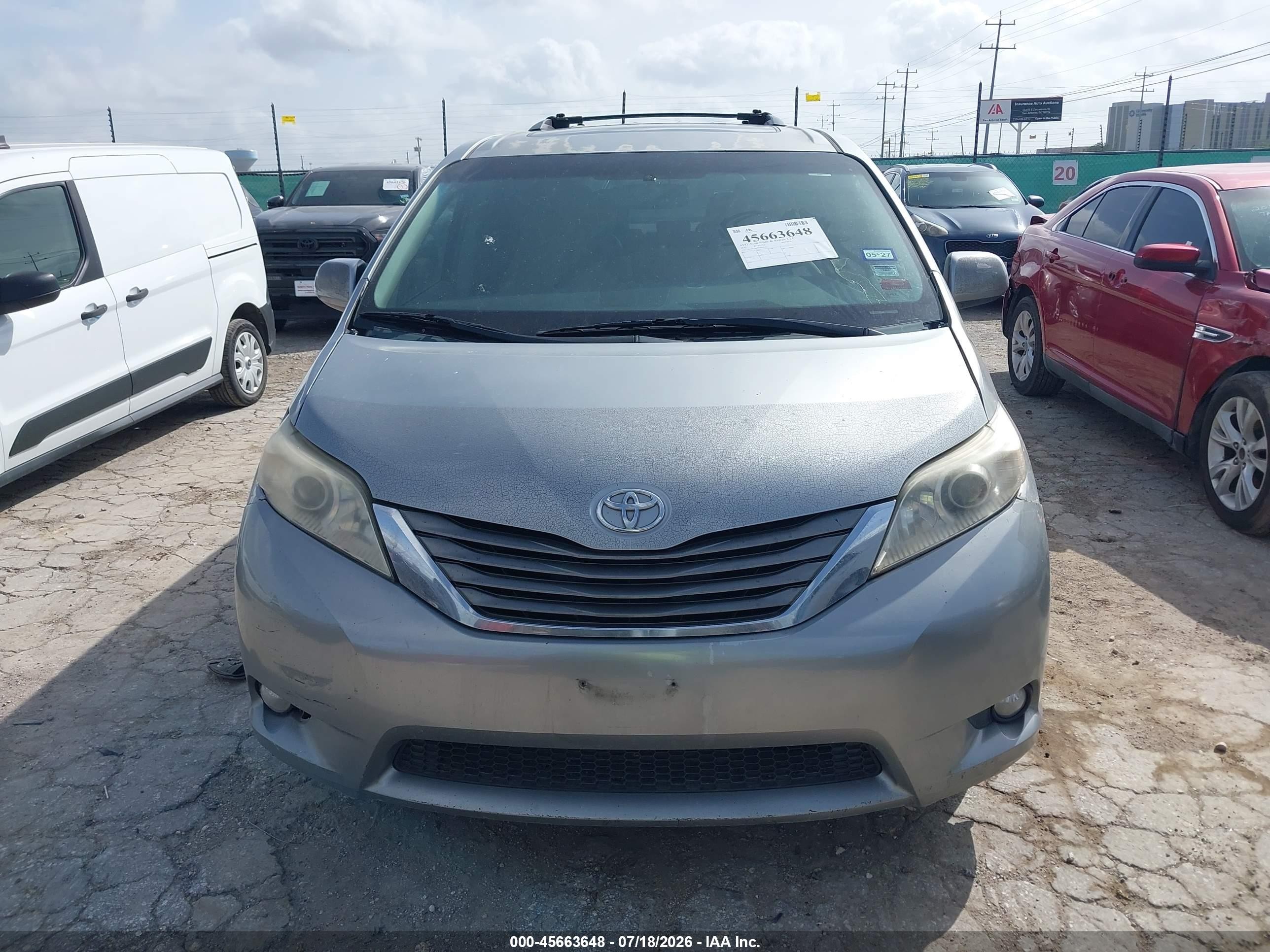 2011 Toyota Sienna Xle V6 Silver vin: 5TDYK3DC0BS102112