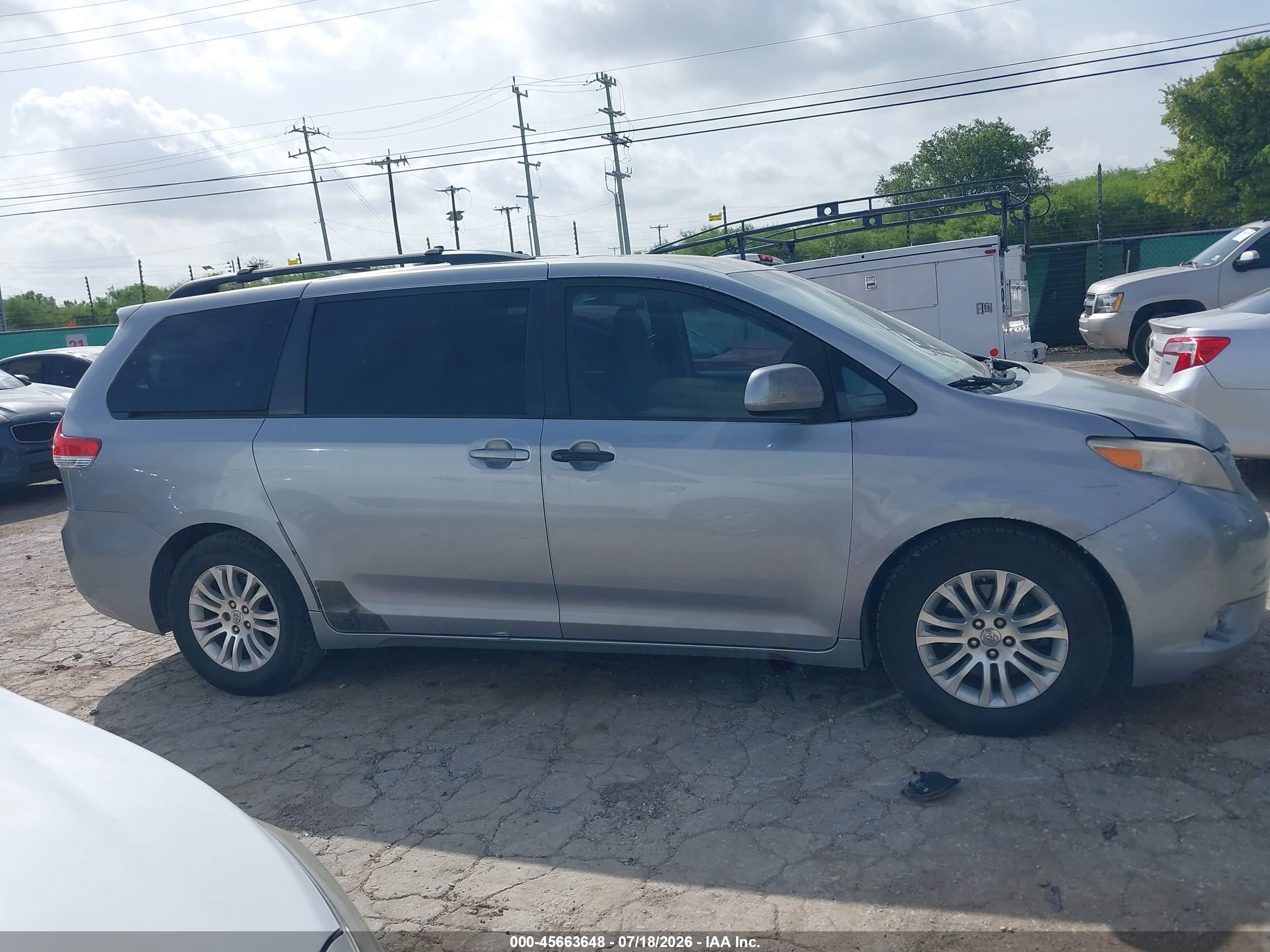2011 Toyota Sienna Xle V6 Silver vin: 5TDYK3DC0BS102112