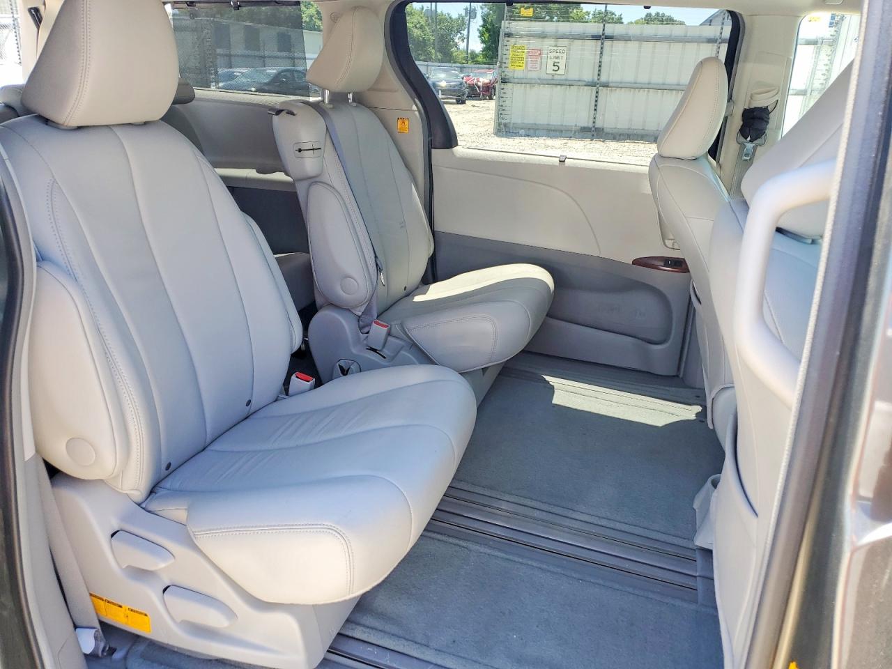 2011 Toyota Sienna Xle 8-passenger Серый vin: 5TDYK3DC0BS104779