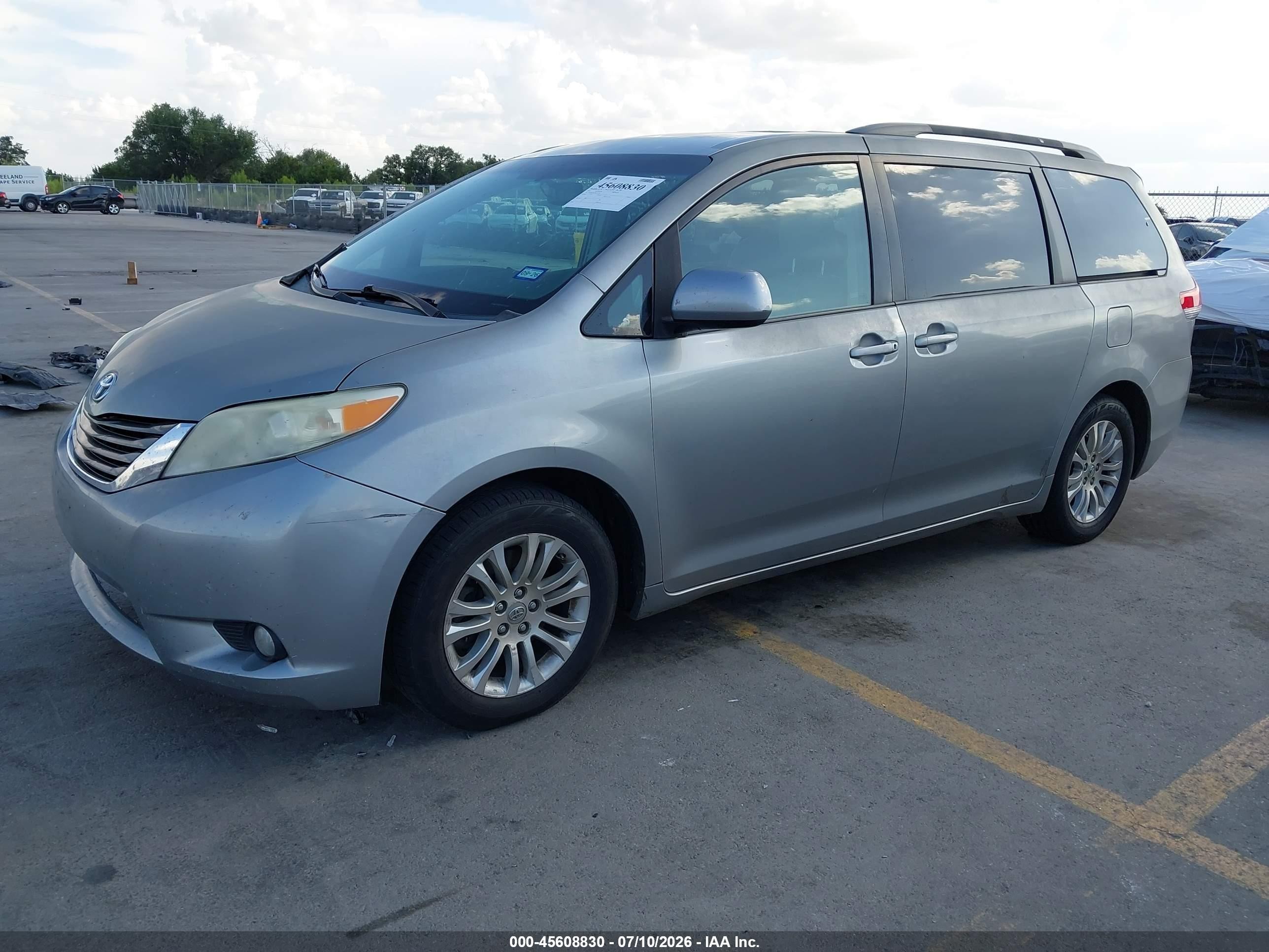 2011 Toyota Sienna Xle V6 Silver vin: 5TDYK3DC0BS104796