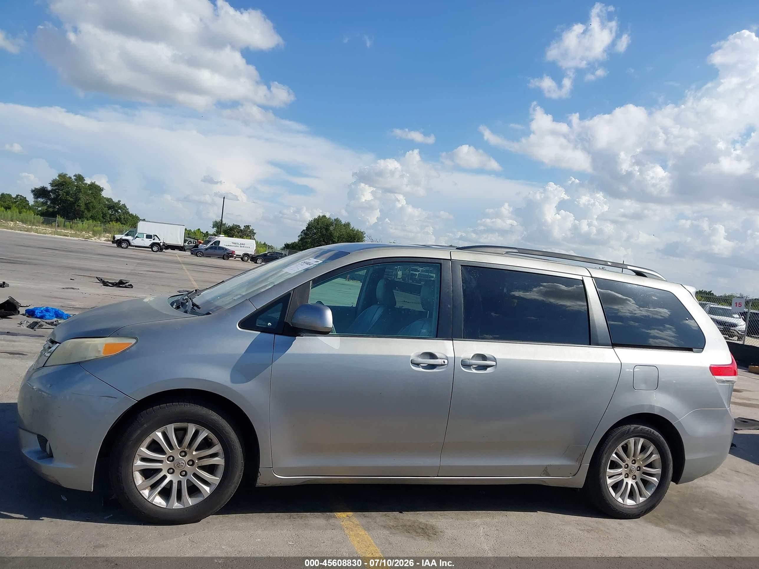 2011 Toyota Sienna Xle V6 Silver vin: 5TDYK3DC0BS104796
