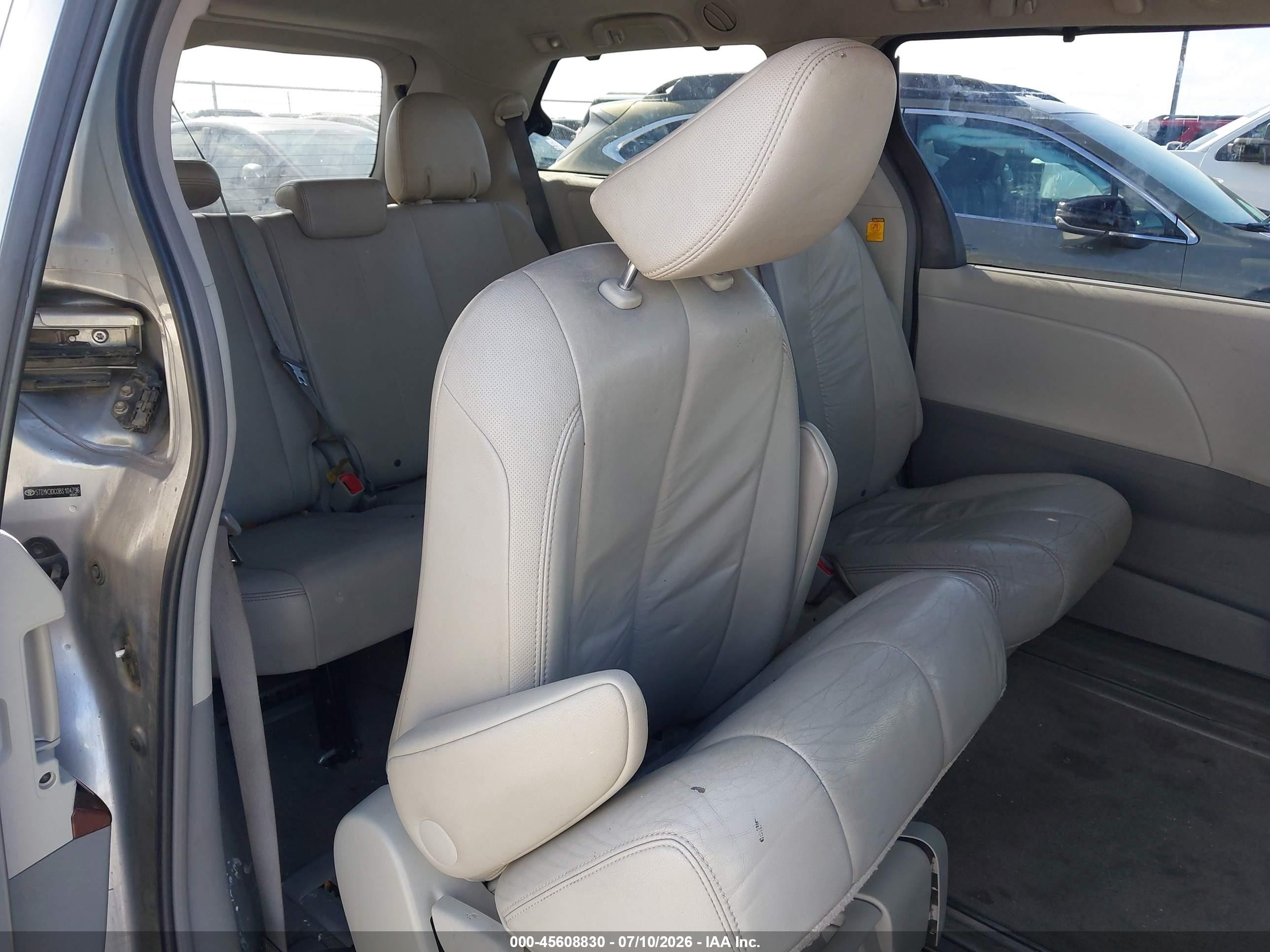 2011 Toyota Sienna Xle V6 Silver vin: 5TDYK3DC0BS104796