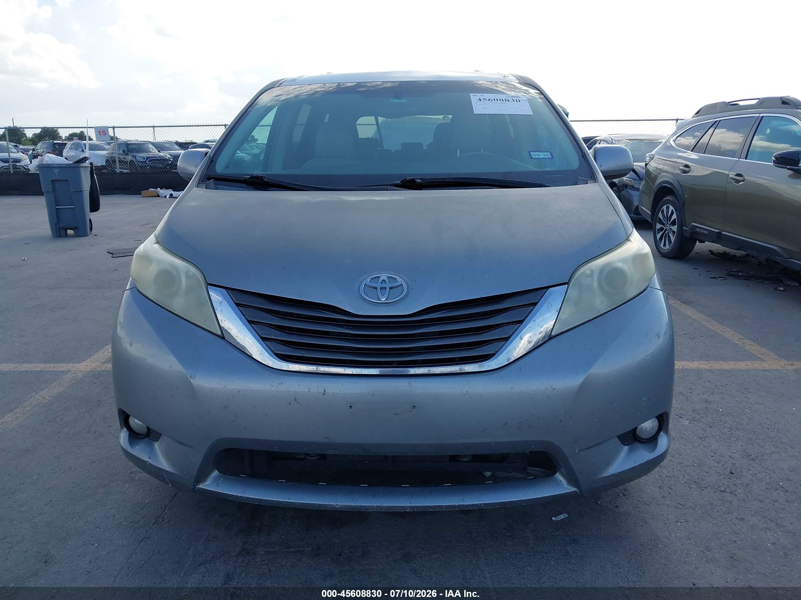 2011 Toyota Sienna Xle V6 Silver vin: 5TDYK3DC0BS104796