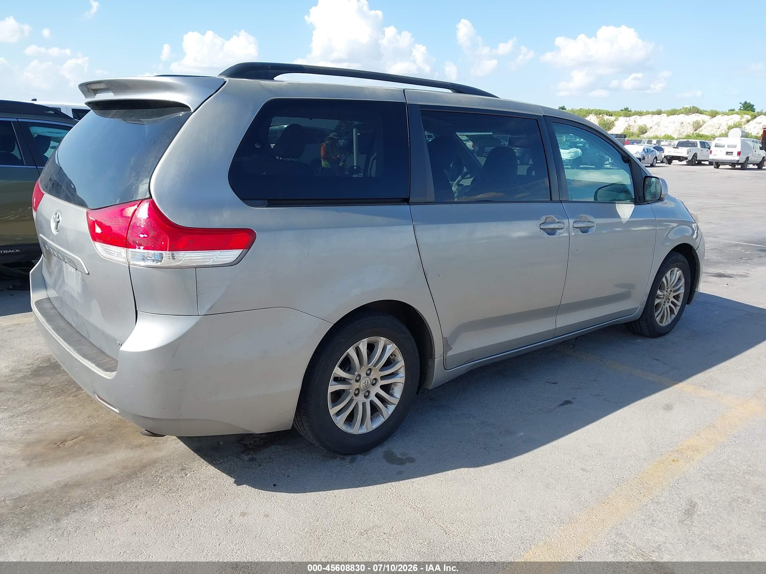 2011 Toyota Sienna Xle V6 Silver vin: 5TDYK3DC0BS104796