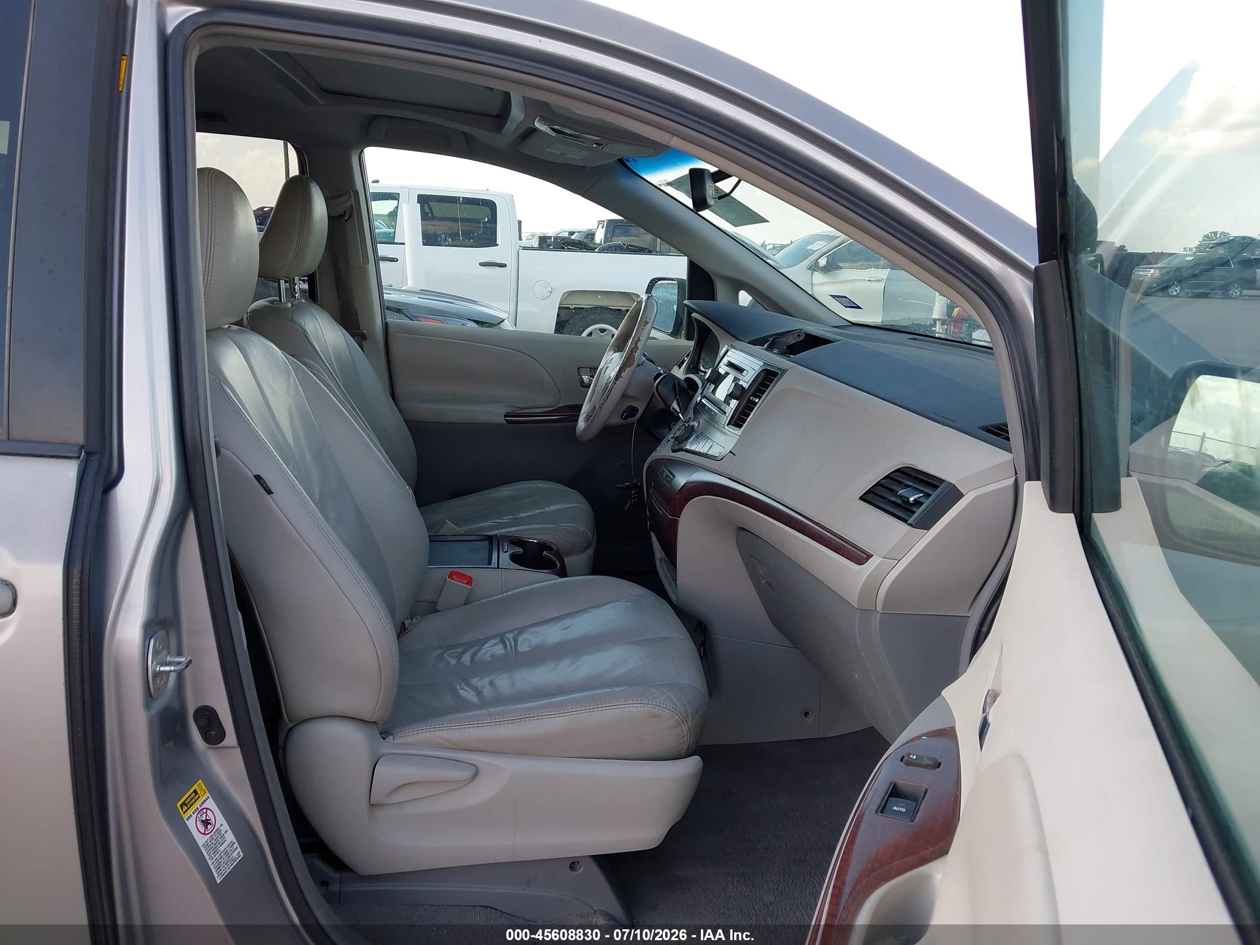 2011 Toyota Sienna Xle V6 Silver vin: 5TDYK3DC0BS104796