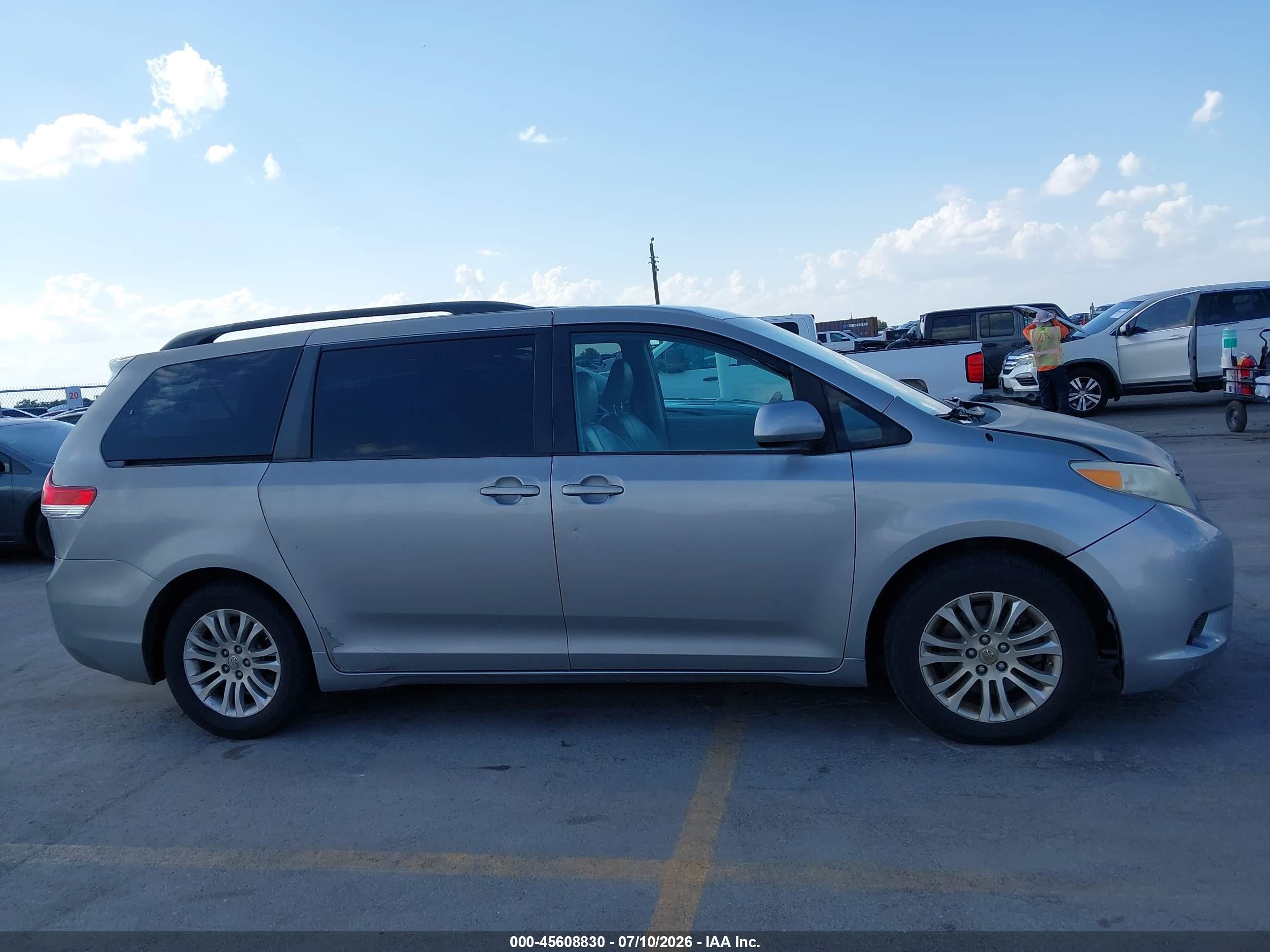 2011 Toyota Sienna Xle V6 Silver vin: 5TDYK3DC0BS104796