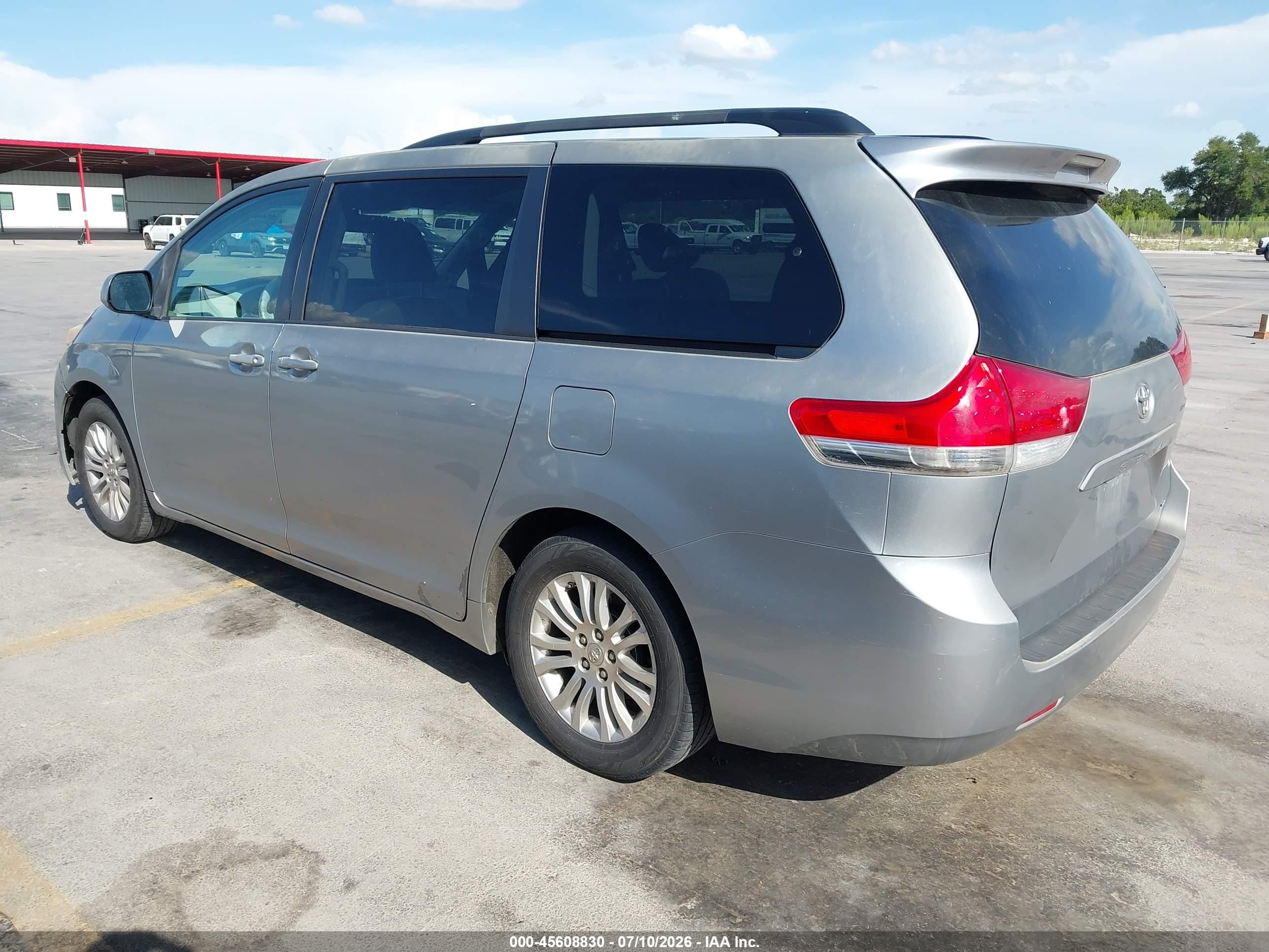 2011 Toyota Sienna Xle V6 Silver vin: 5TDYK3DC0BS104796