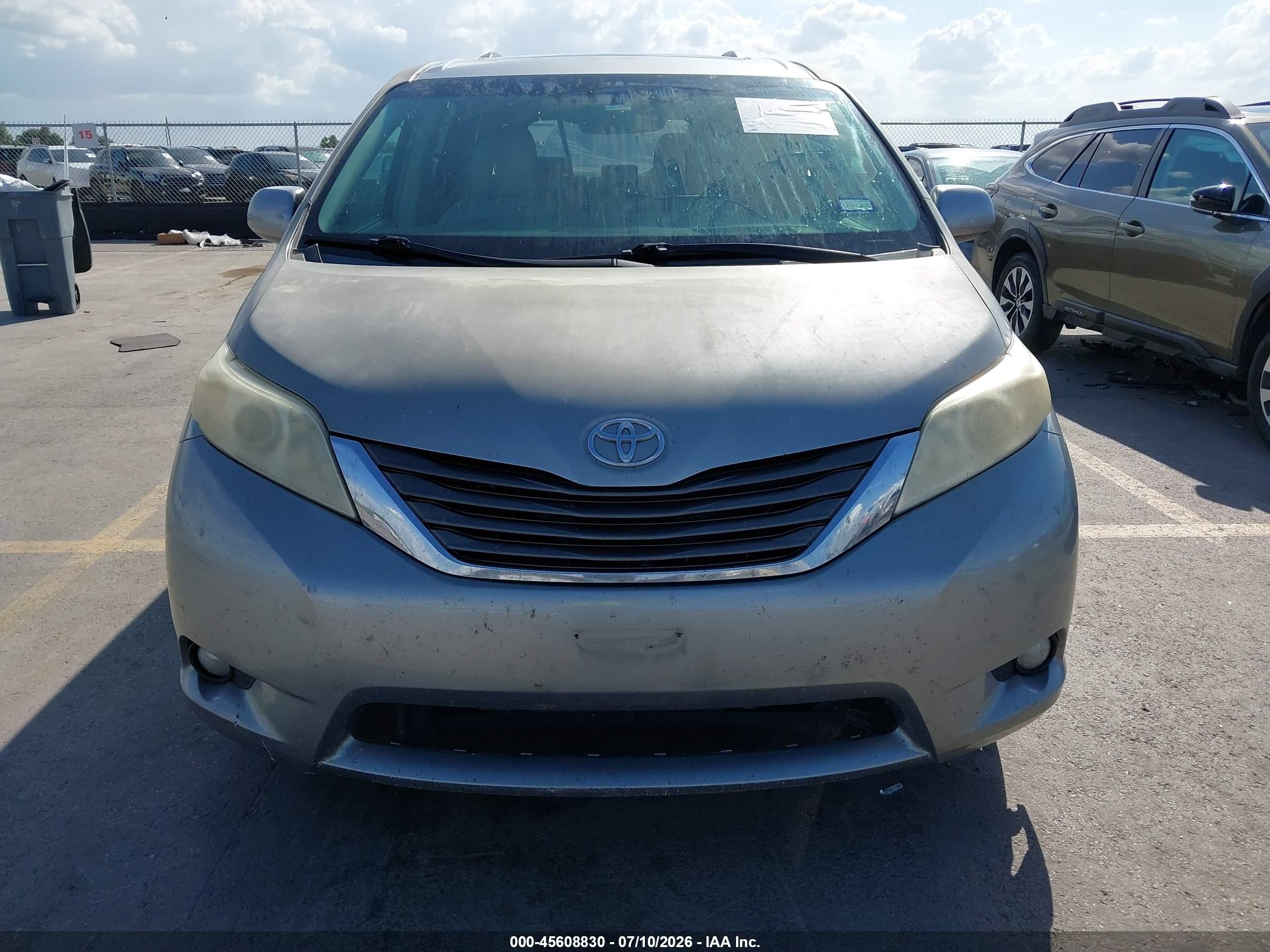 2011 Toyota Sienna Xle V6 Silver vin: 5TDYK3DC0BS104796