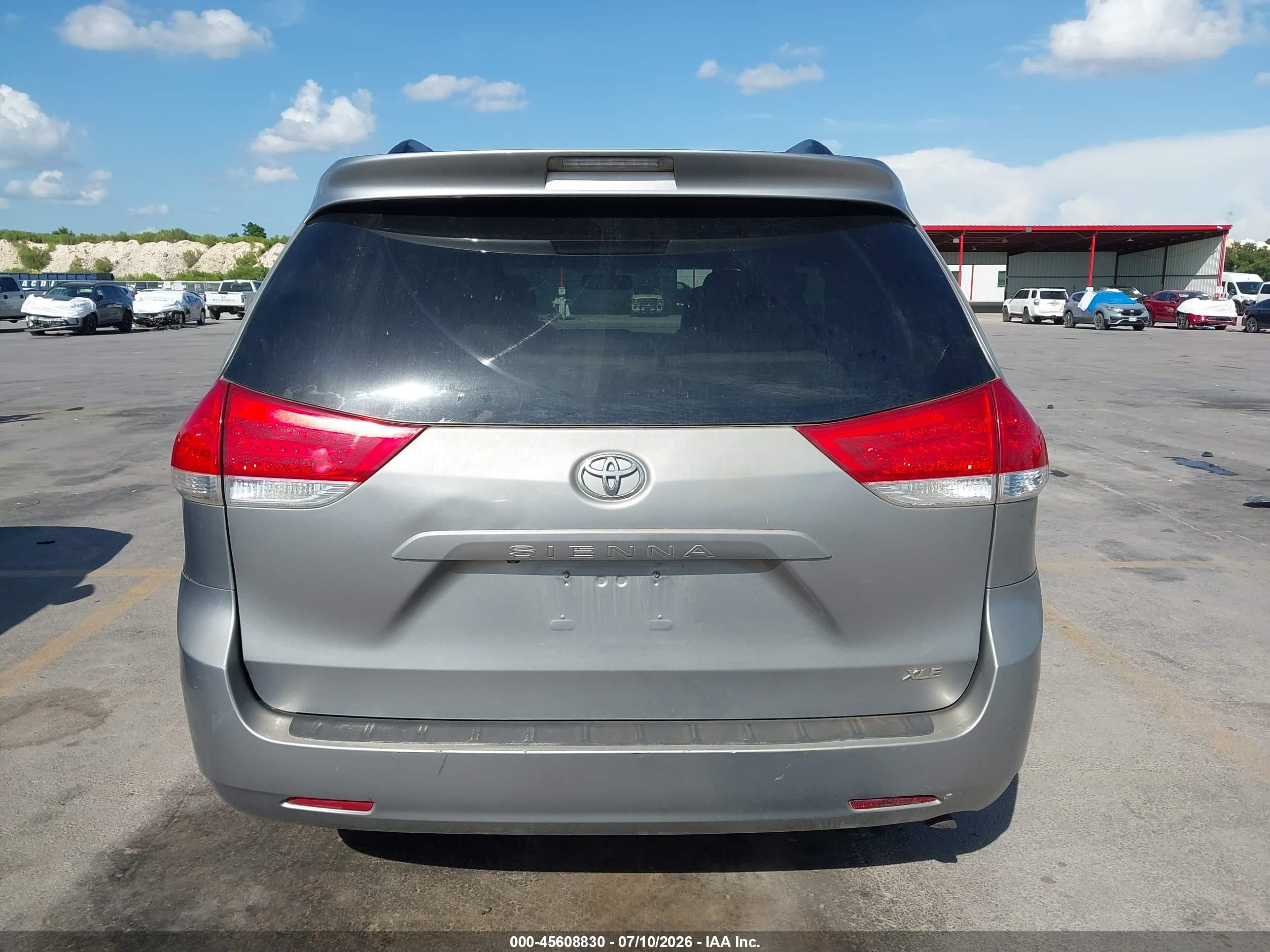 2011 Toyota Sienna Xle V6 Silver vin: 5TDYK3DC0BS104796