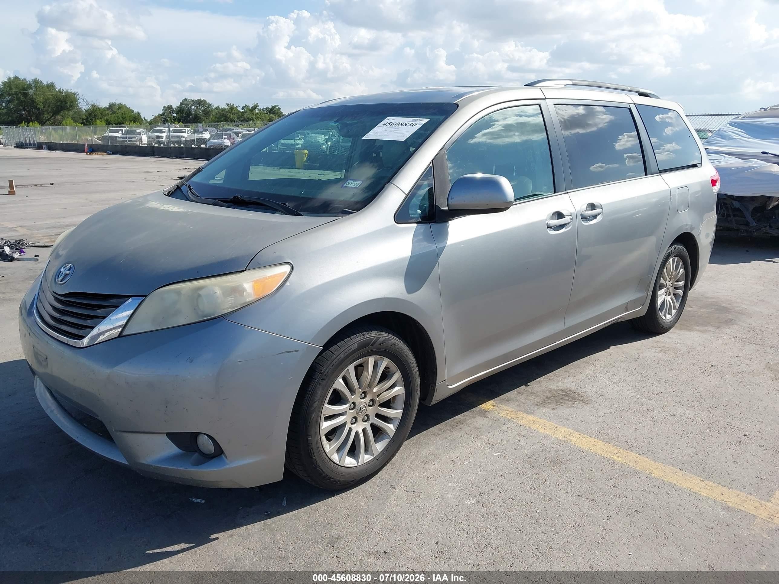 2011 Toyota Sienna Xle V6 Silver vin: 5TDYK3DC0BS104796