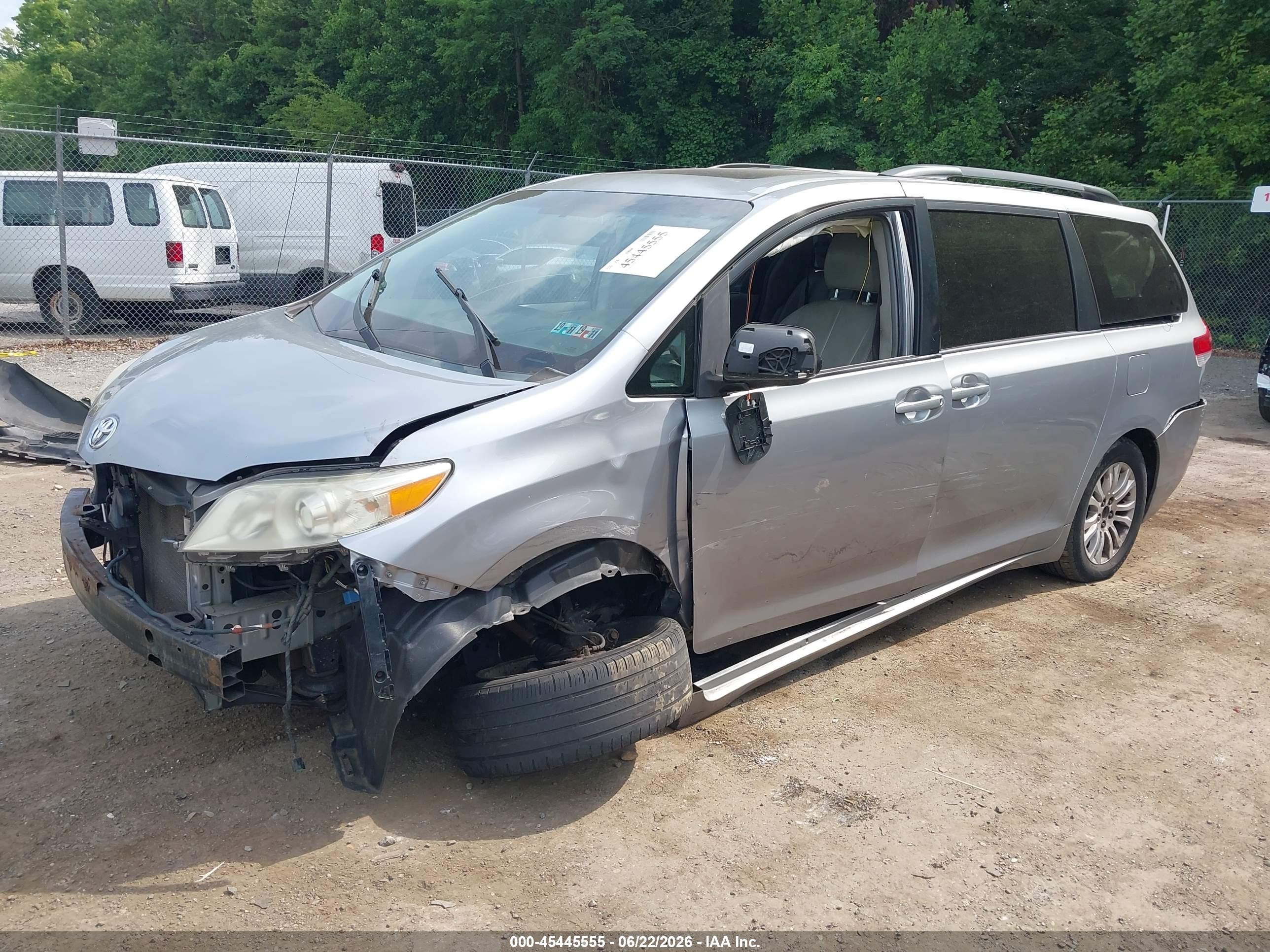 2011 Toyota Sienna Xle V6 Silver vin: 5TDYK3DC0BS106631